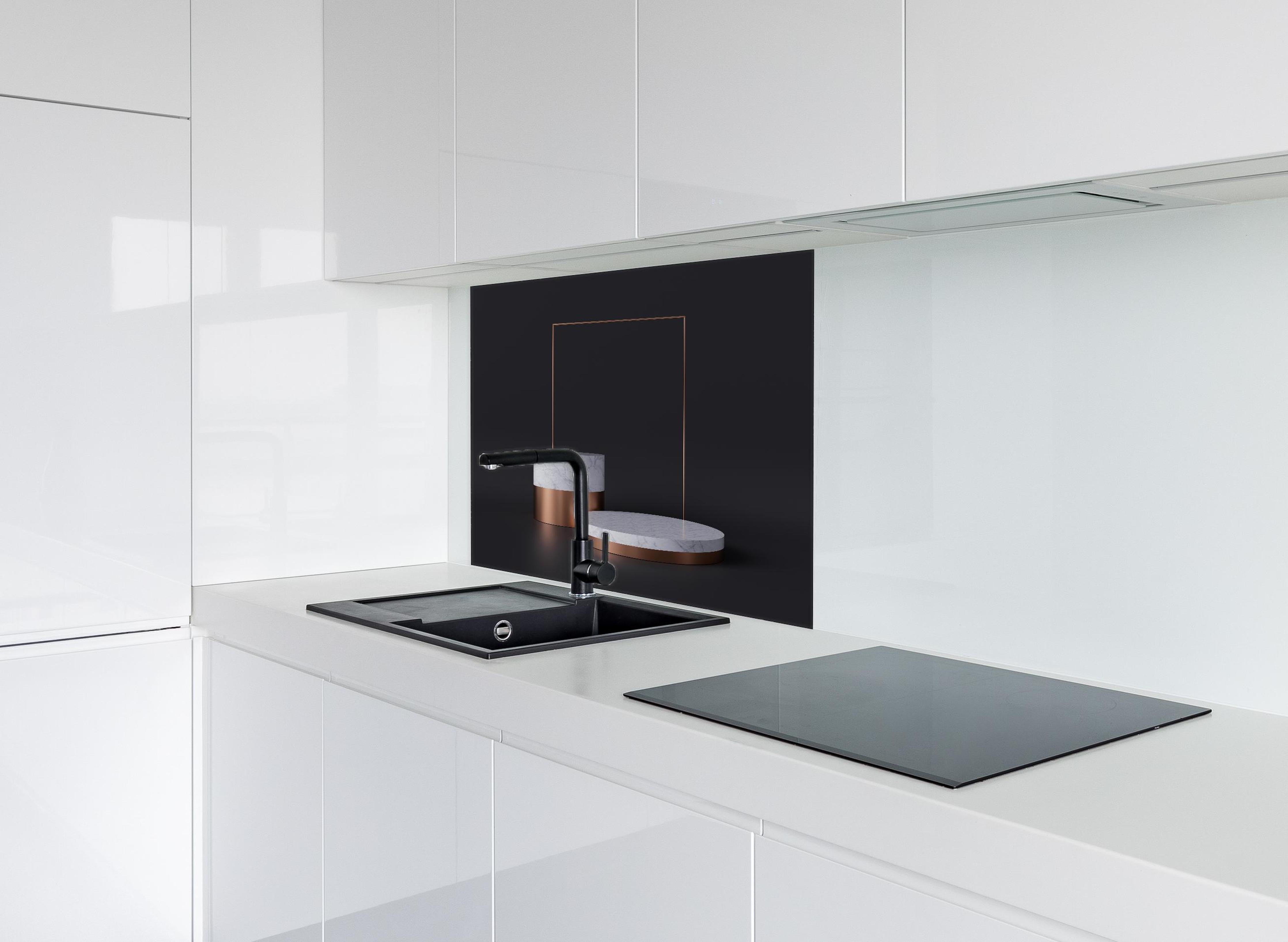 Spritzschutz - 3D-Design von weißer Marmor Struktur hinter einem Cerankochfeld zwischen Holz-Kochutensilien