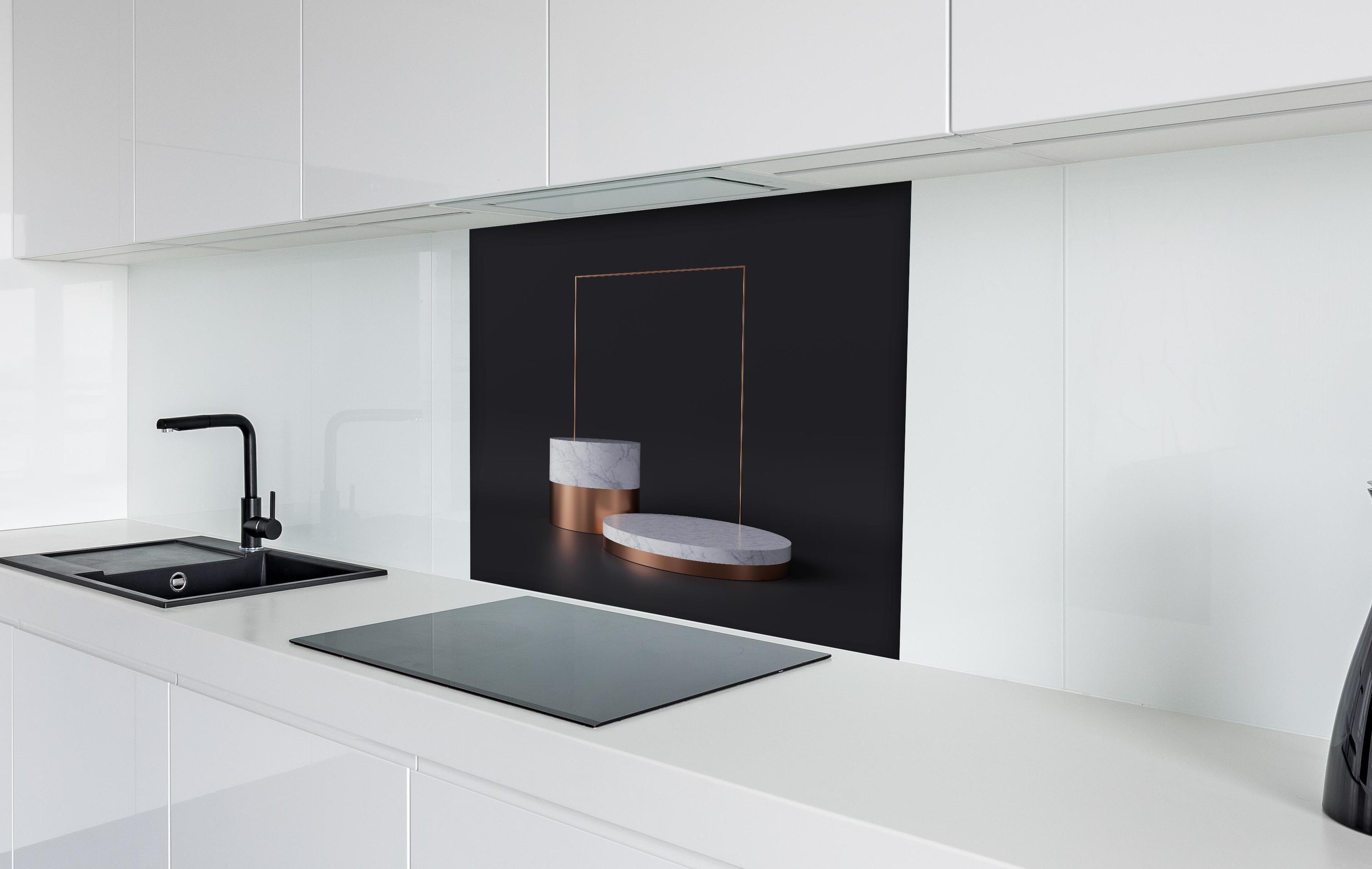 Spritzschutz - 3D-Design von weißer Marmor Struktur hinter einem Cerankochfeld zwischen Holz-Kochutensilien