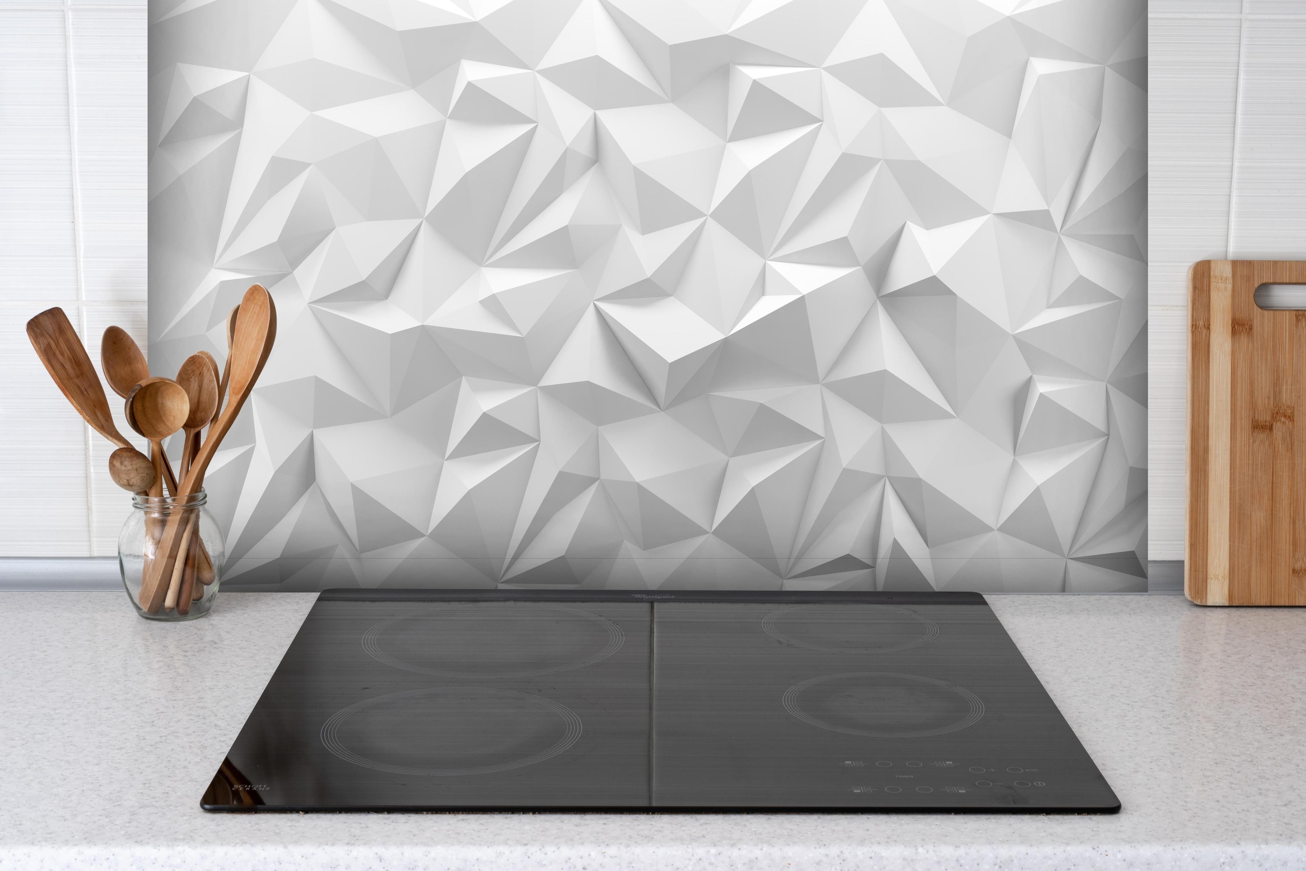 Spritzschutz - 3D Geometrische Low-Poly Textur Weiß hinter einem Cerankochfeld zwischen Holz-Kochutensilien