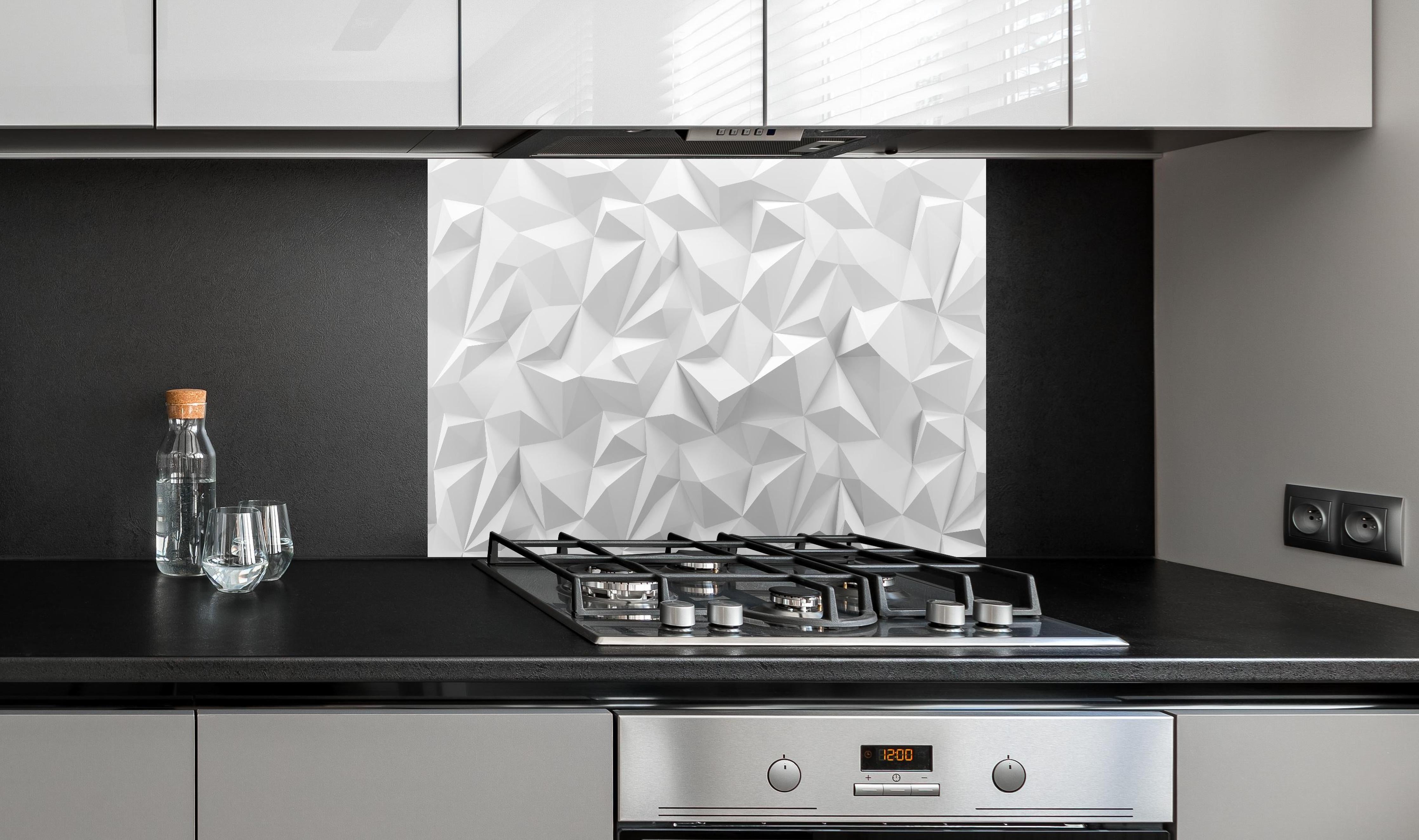 Spritzschutz - 3D Geometrische Low-Poly Textur Weiß hinter einem Cerankochfeld zwischen Holz-Kochutensilien