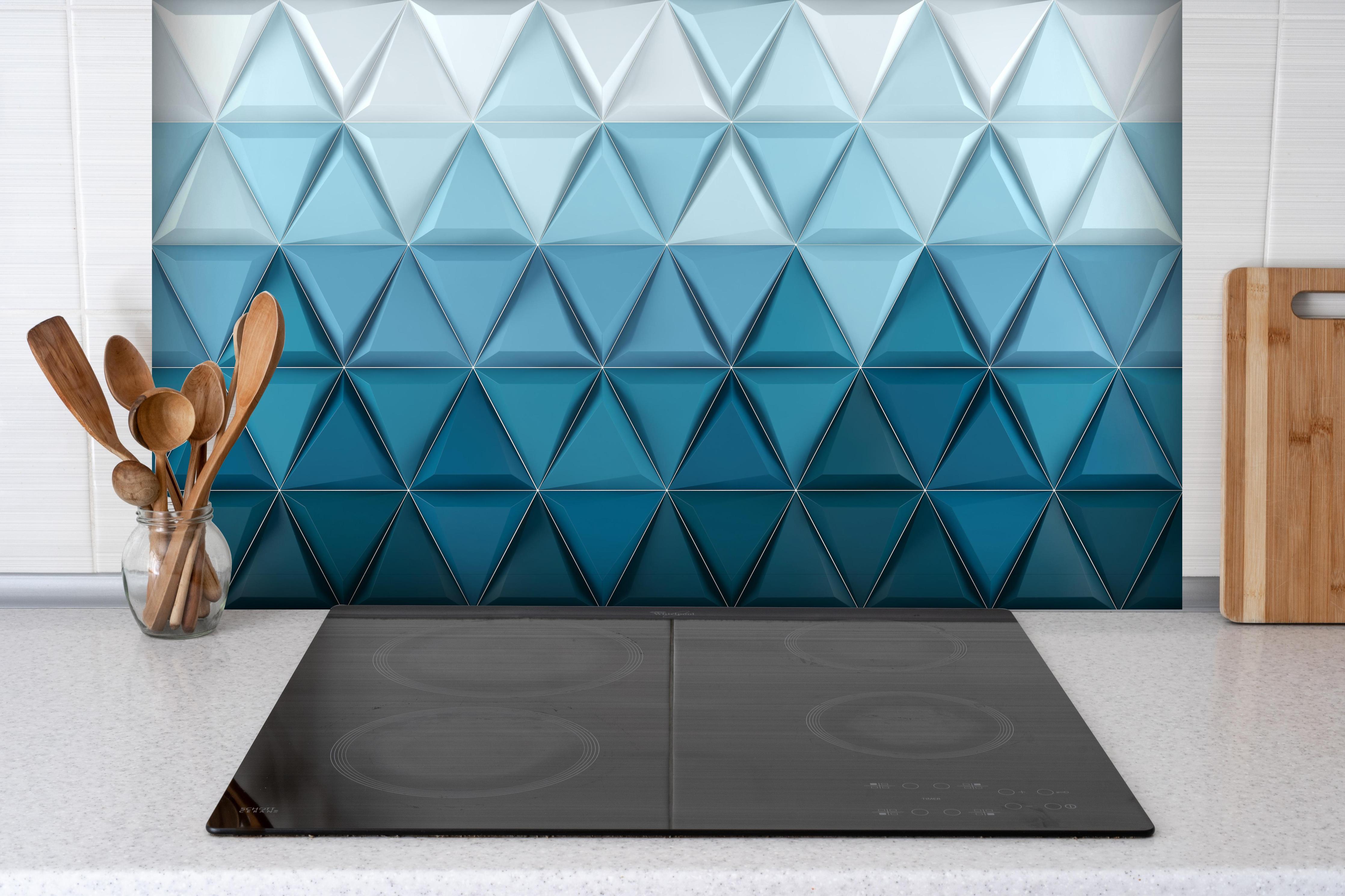 Spritzschutz - 3D Geometrische Weiße und Blaue Hintergrundstruktur hinter einem Cerankochfeld zwischen Holz-Kochutensilien