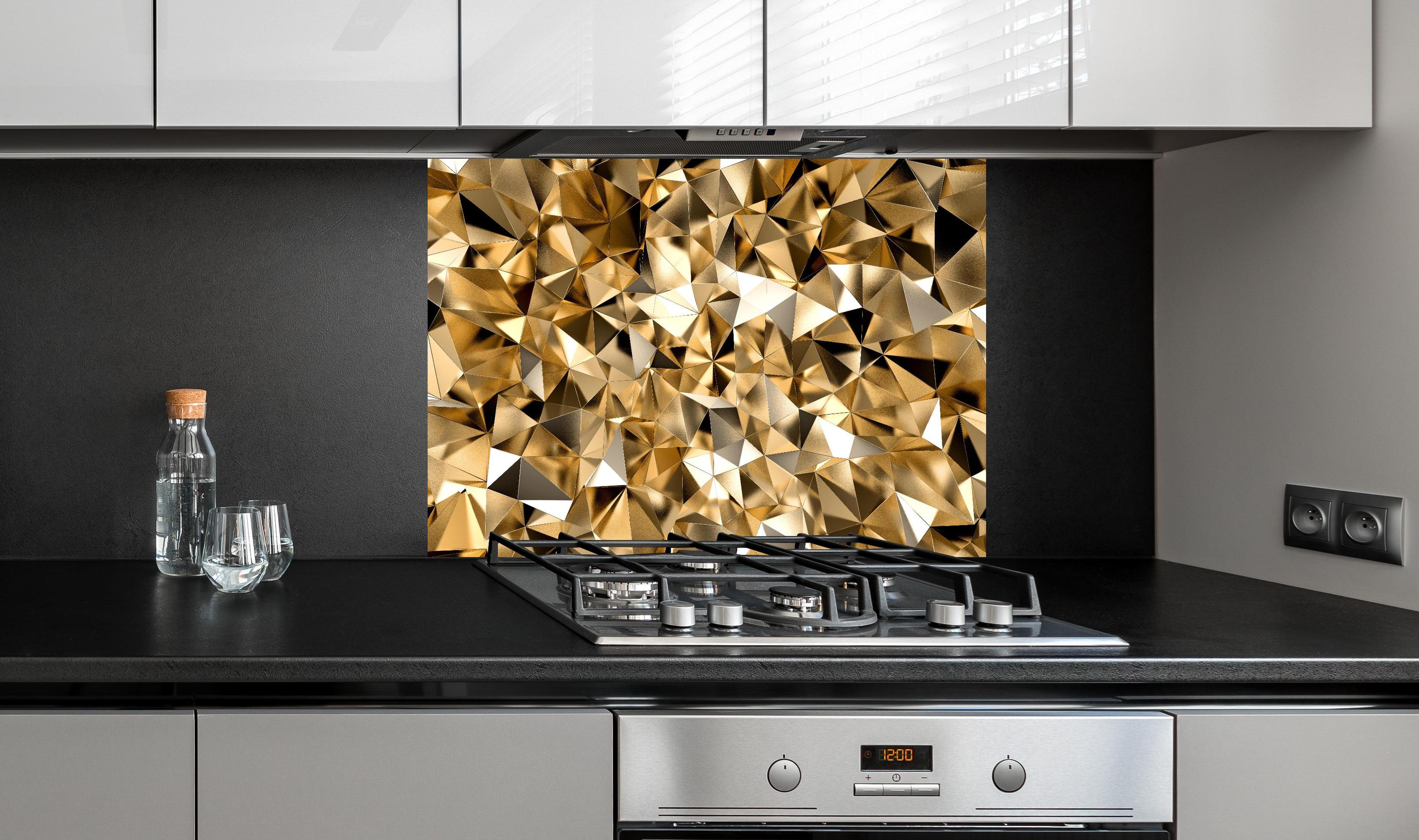 Spritzschutz - 3D Goldenes Kristall Design hinter einem Cerankochfeld zwischen Holz-Kochutensilien