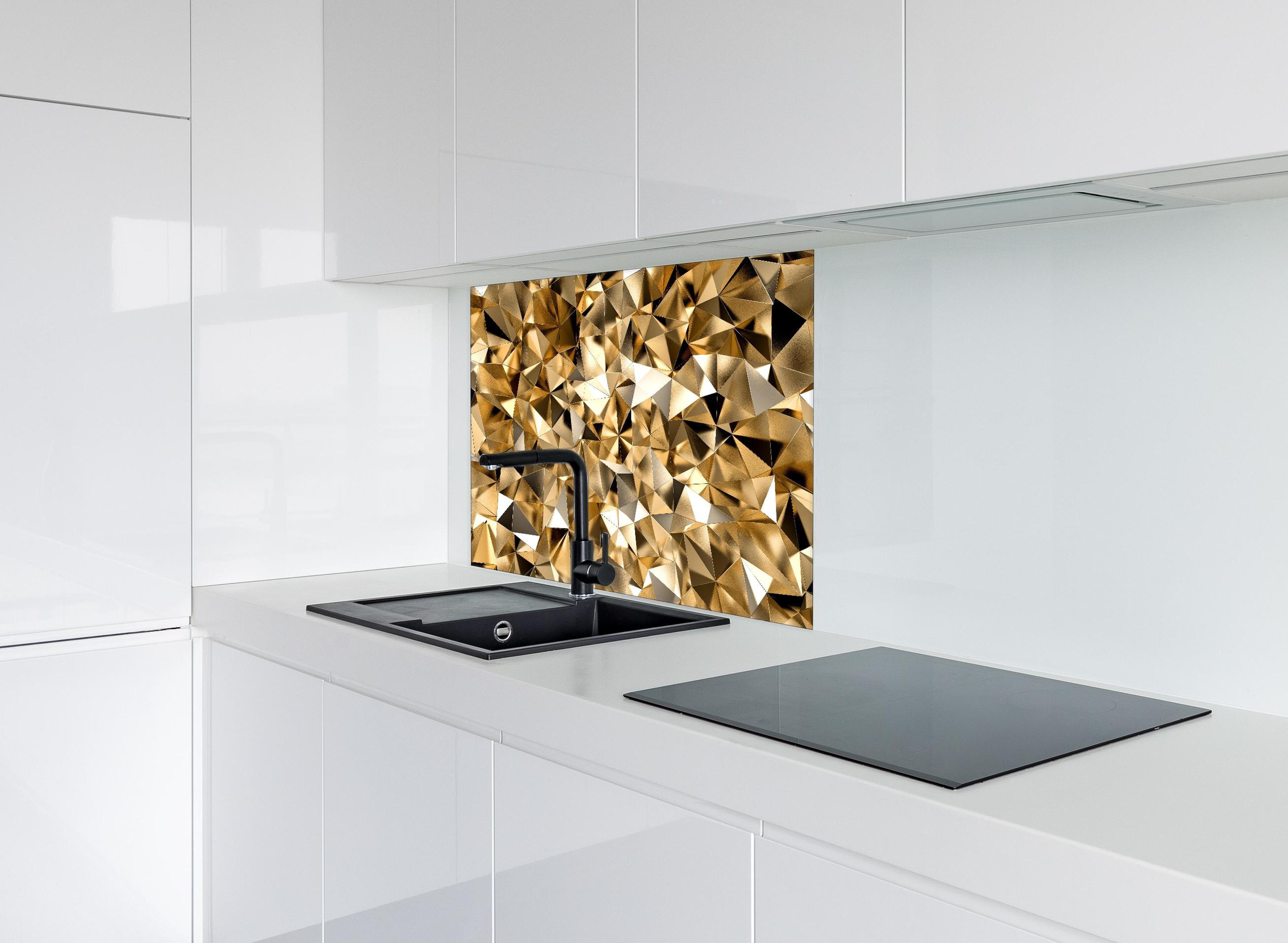 Spritzschutz - 3D Goldenes Kristall Design hinter einem Cerankochfeld zwischen Holz-Kochutensilien