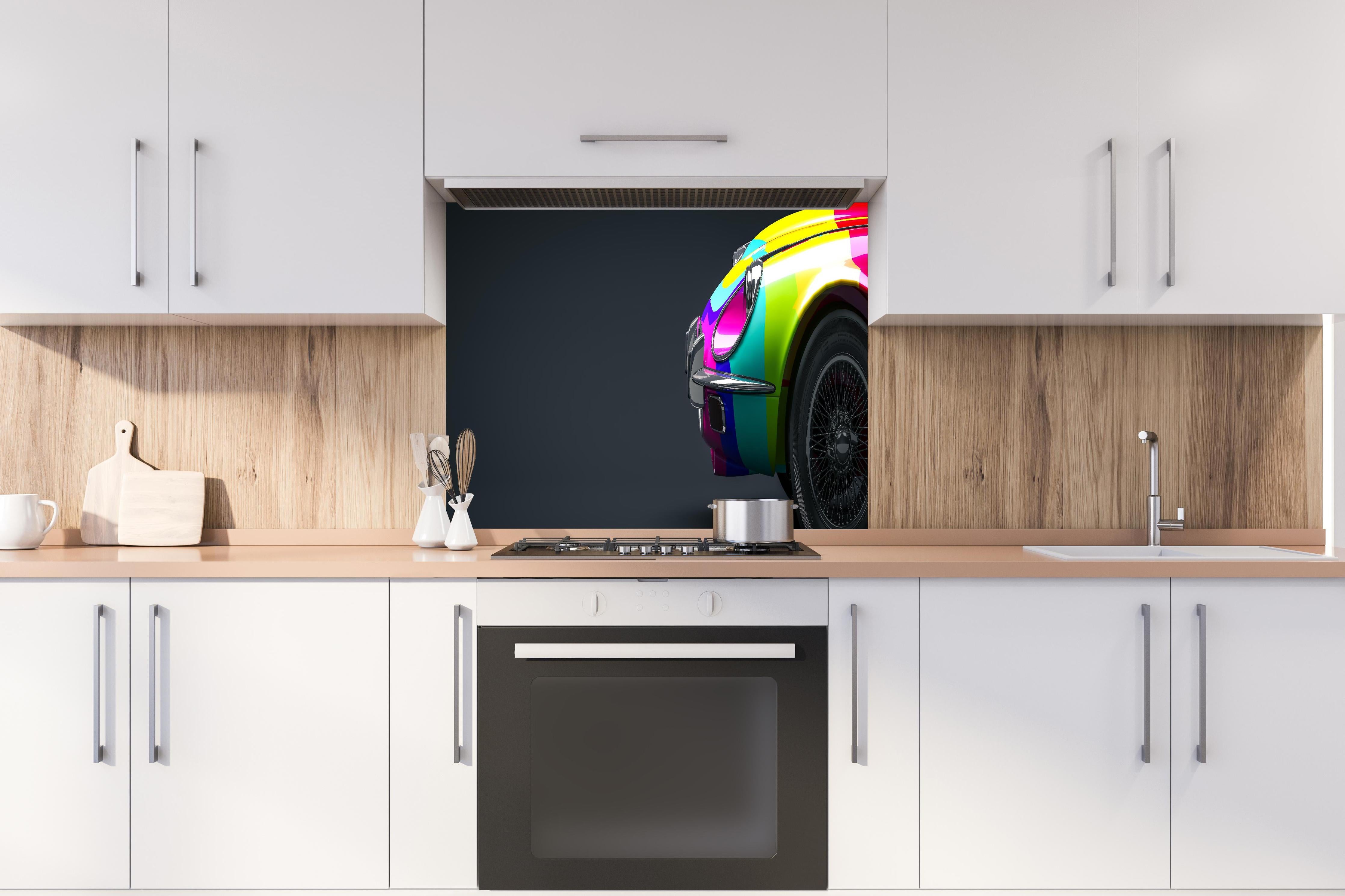 Spritzschutz - 3D Illustration Buntes Vintage Auto hinter einem Cerankochfeld zwischen Holz-Kochutensilien