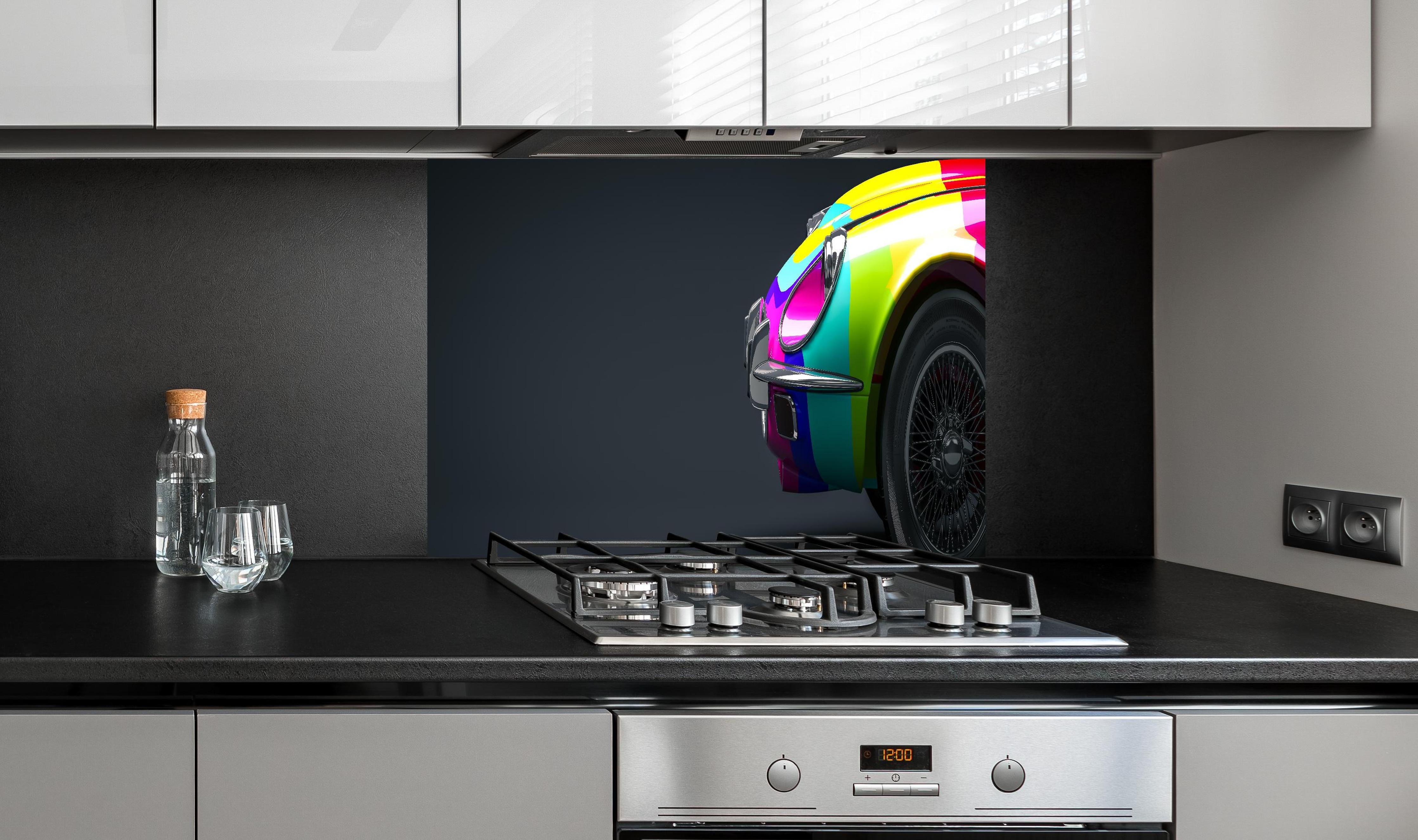 Spritzschutz - 3D Illustration Buntes Vintage Auto hinter einem Cerankochfeld zwischen Holz-Kochutensilien