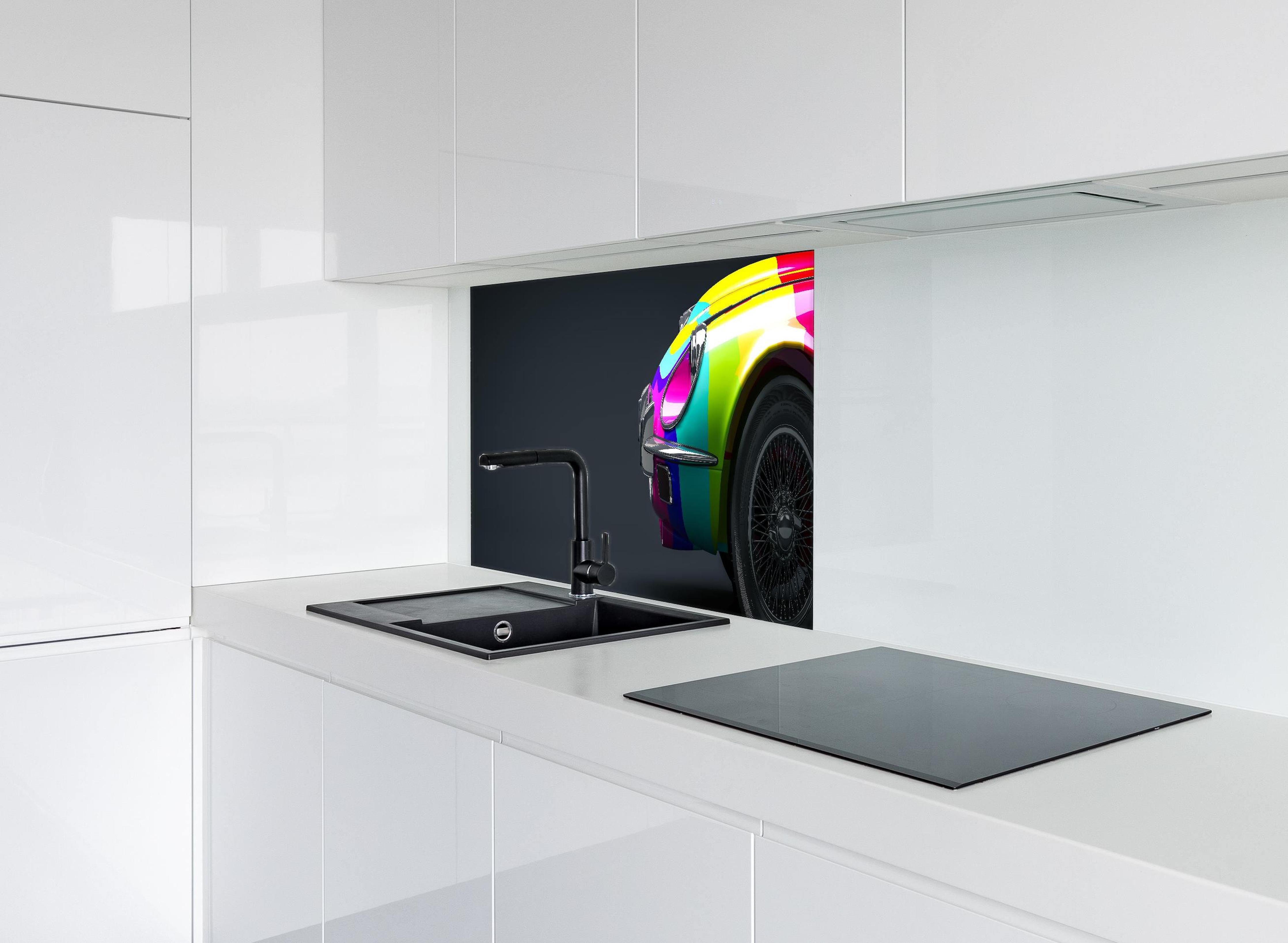 Spritzschutz - 3D Illustration Buntes Vintage Auto hinter einem Cerankochfeld zwischen Holz-Kochutensilien