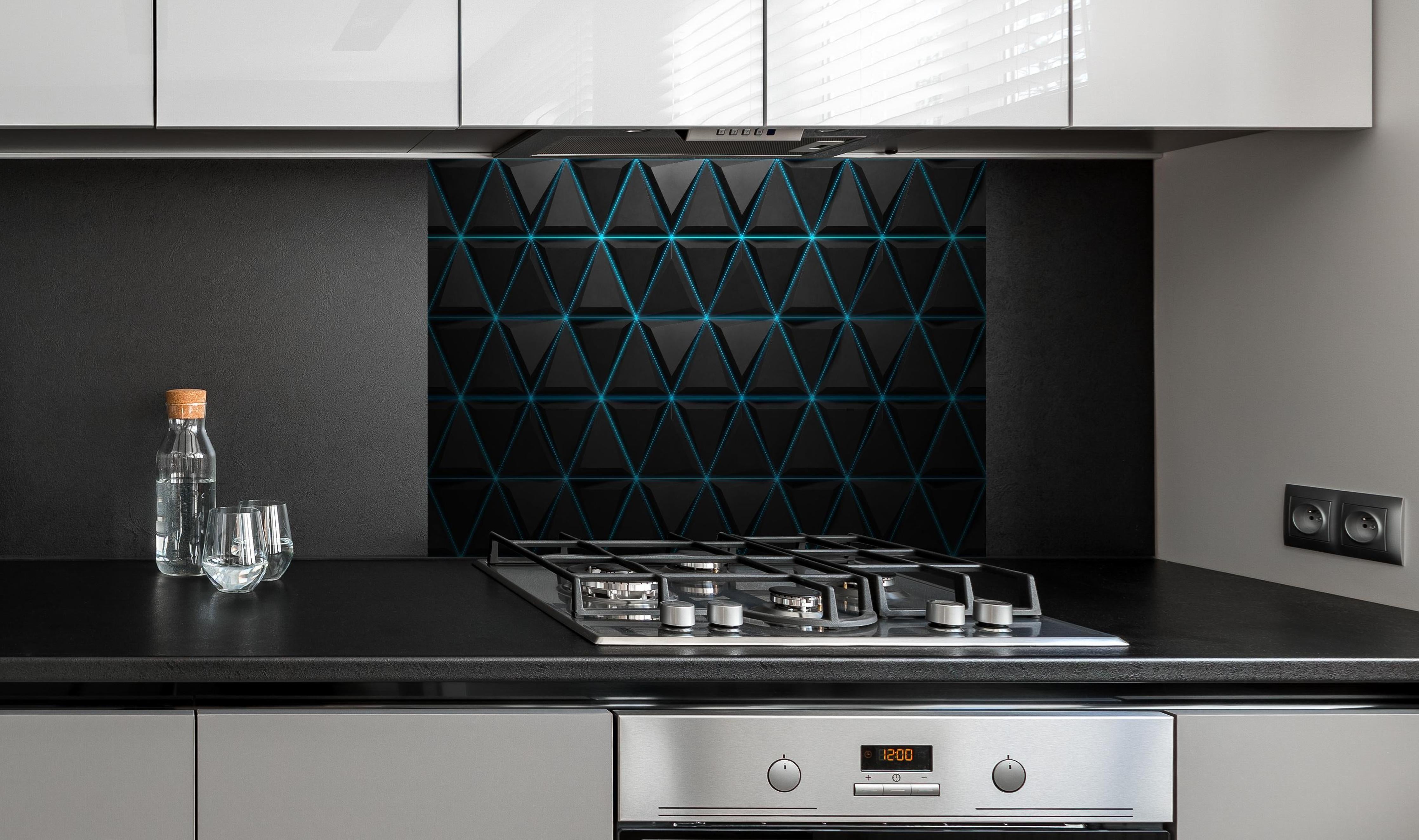 Spritzschutz - 3D Schwarzblaue Linien Muster Textur hinter einem Cerankochfeld zwischen Holz-Kochutensilien