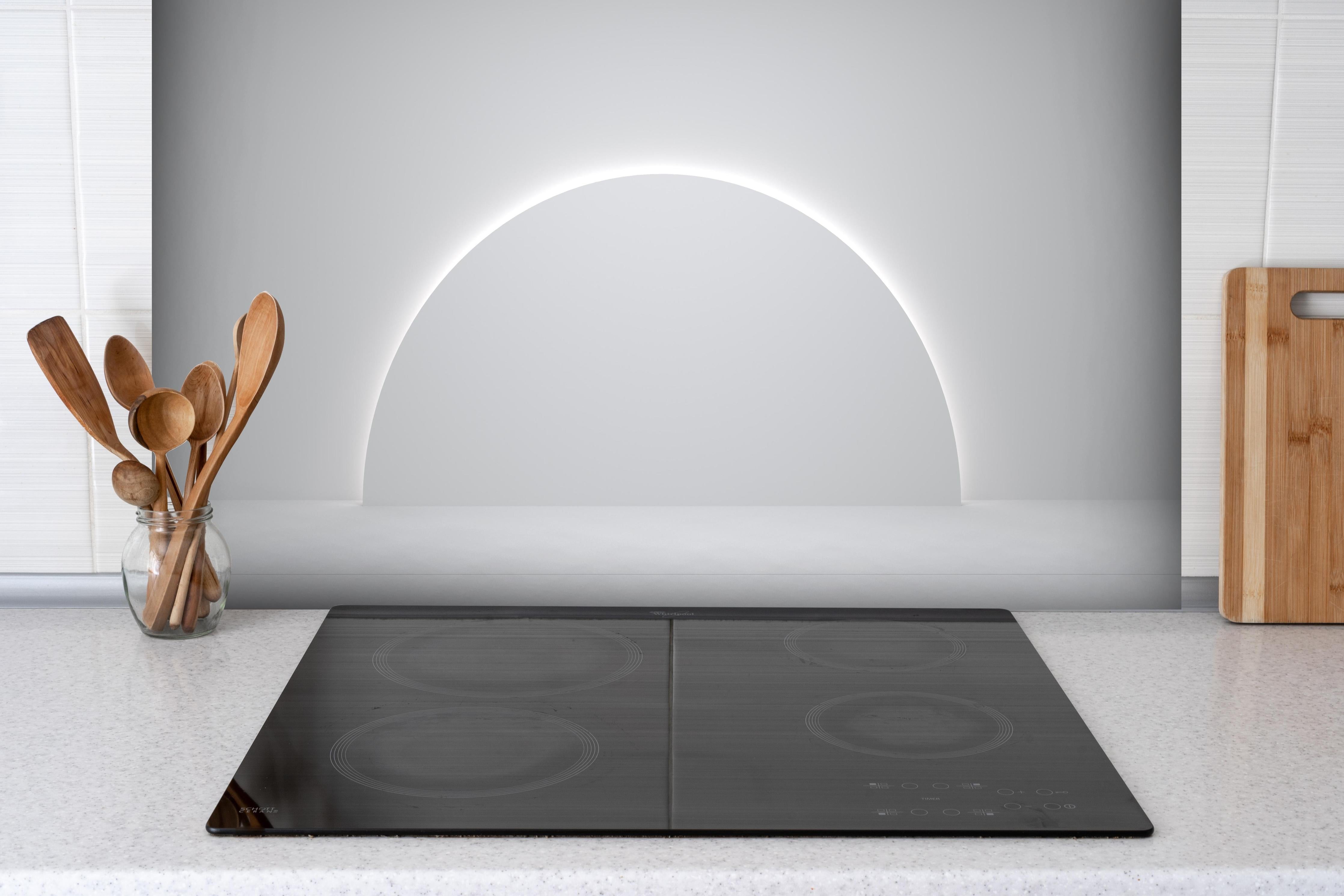 Spritzschutz - 3D Weiß-Grau Minimal Design Podest hinter einem Cerankochfeld zwischen Holz-Kochutensilien