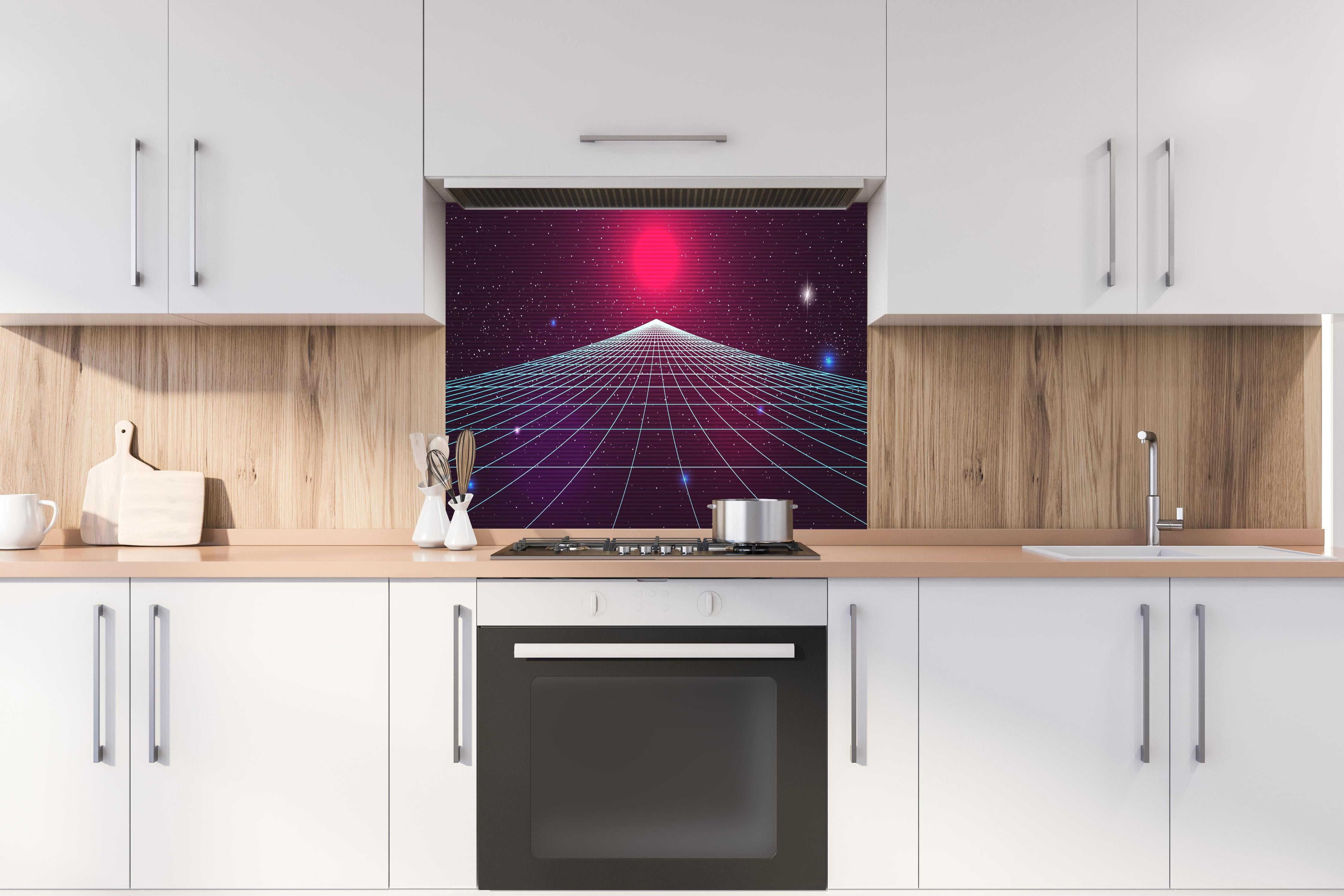 Spritzschutz - 80er Synthwave Retro-Futurismus Hintergrund hinter einem Cerankochfeld zwischen Holz-Kochutensilien