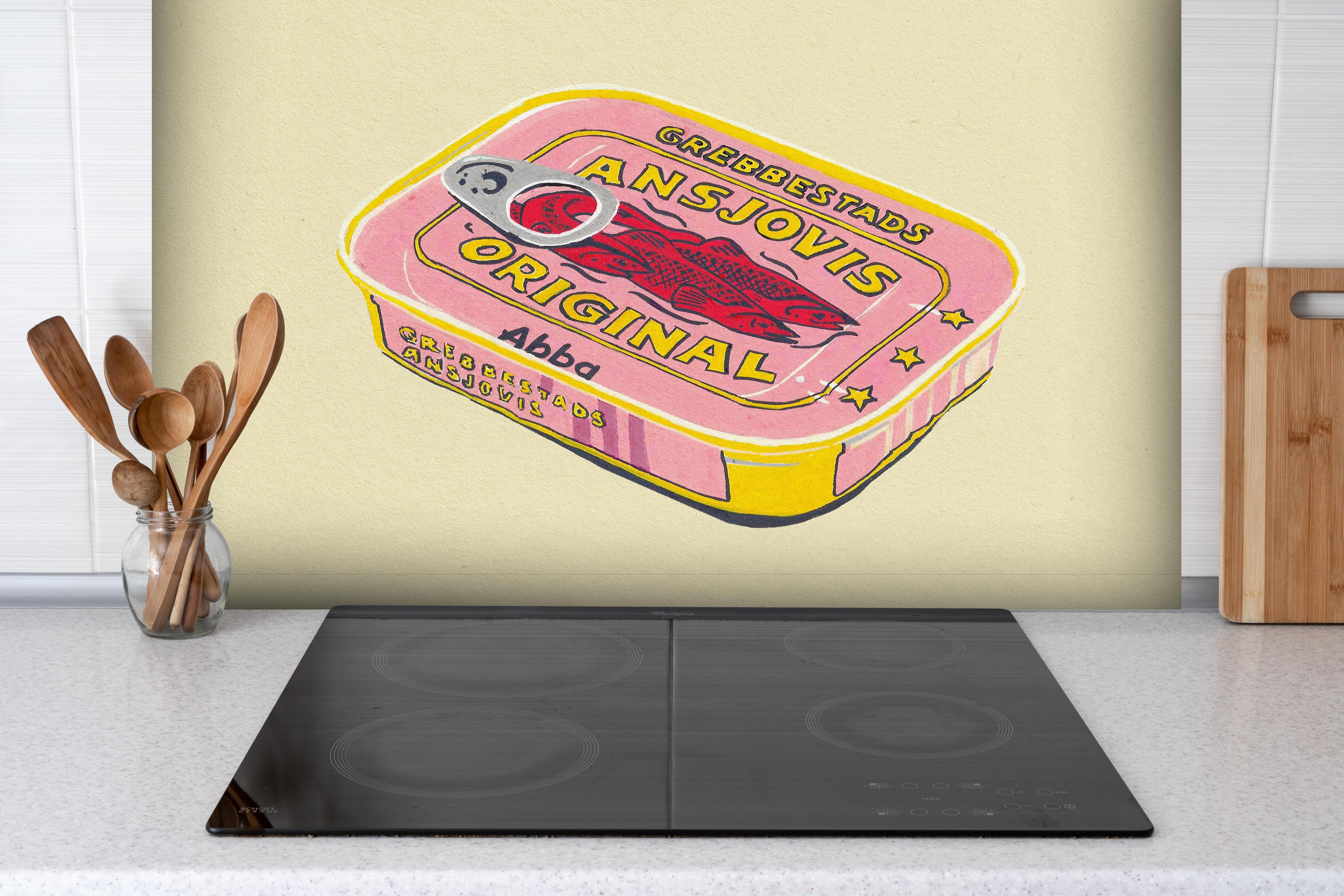 Spritzschutz - Abba Ansjovis hinter einem Cerankochfeld zwischen Holz-Kochutensilien