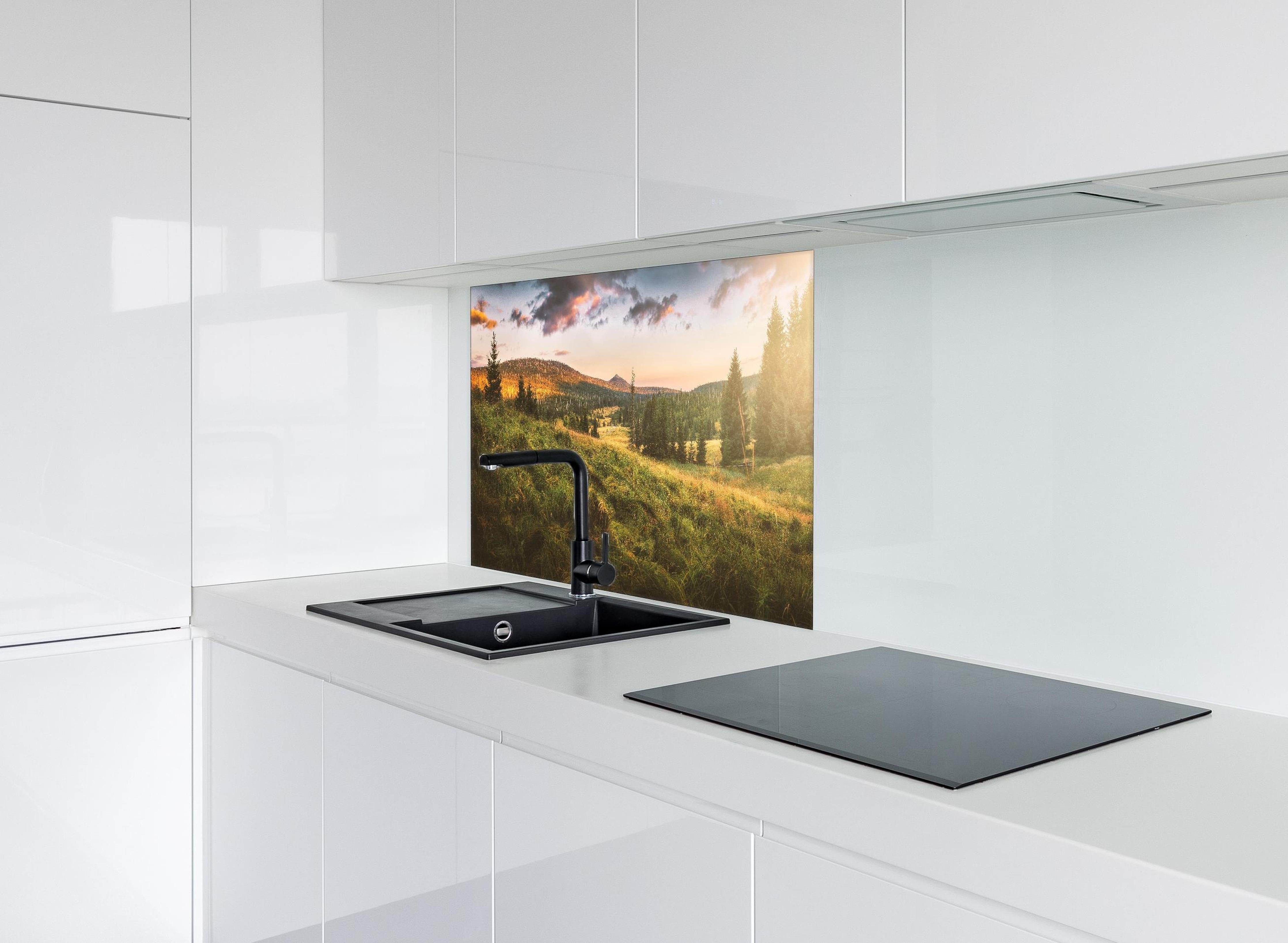 Spritzschutz - Abendlicher Berg Luzný - Tschechien hinter einem Cerankochfeld zwischen Holz-Kochutensilien