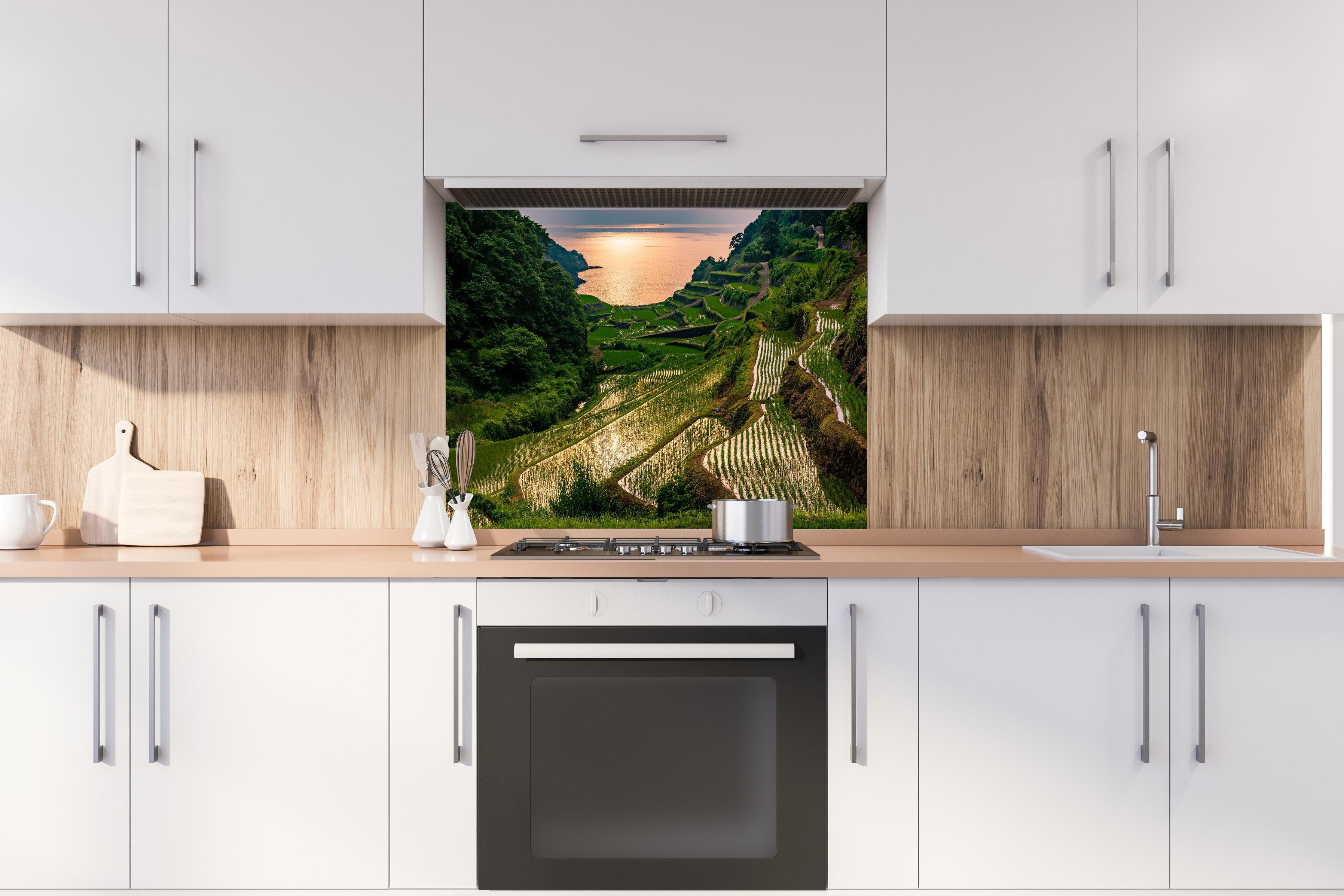 Spritzschutz - Abendlicher Blick japanische Berglandschaft hinter einem Cerankochfeld zwischen Holz-Kochutensilien