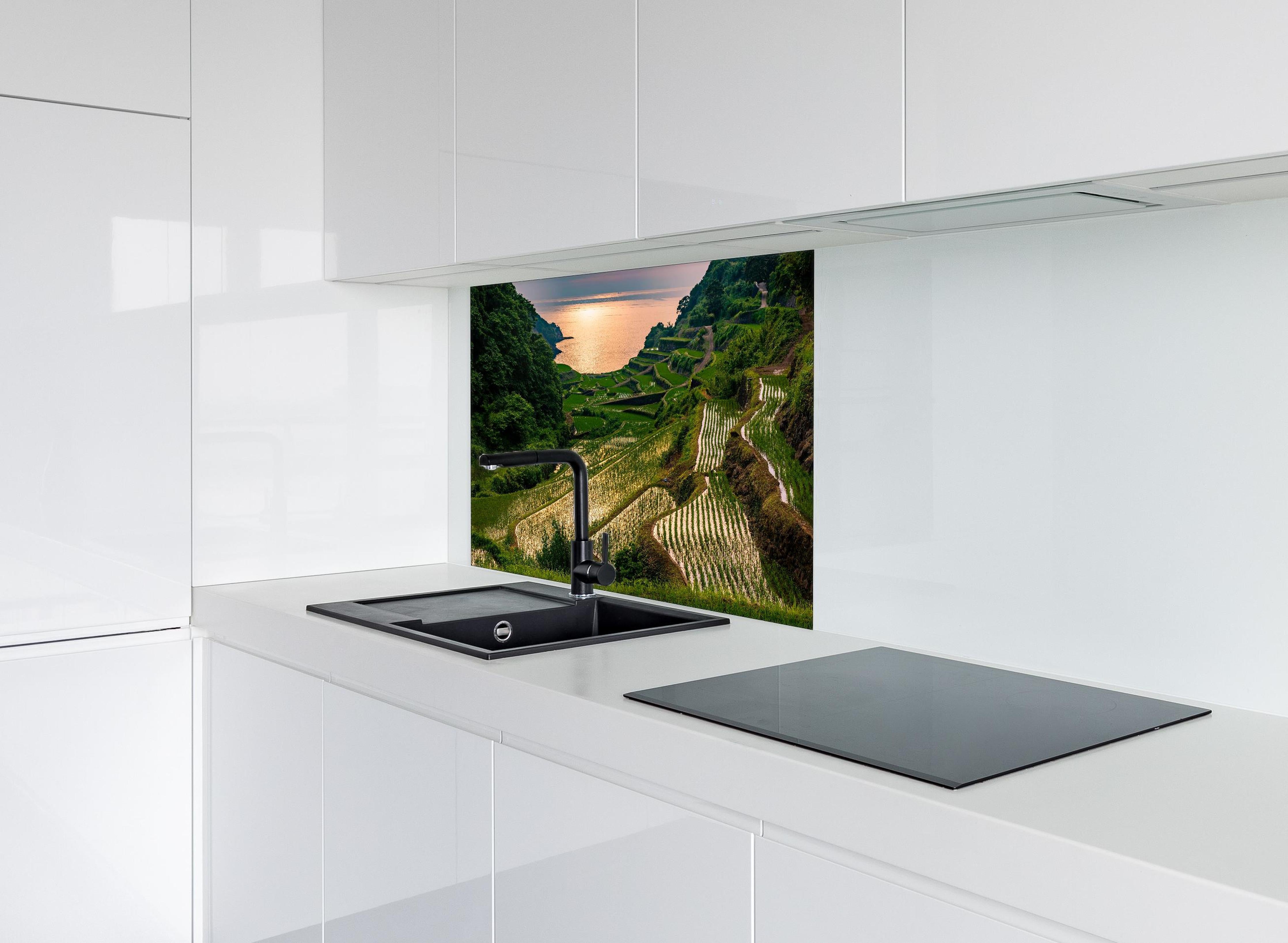 Spritzschutz - Abendlicher Blick japanische Berglandschaft hinter einem Cerankochfeld zwischen Holz-Kochutensilien