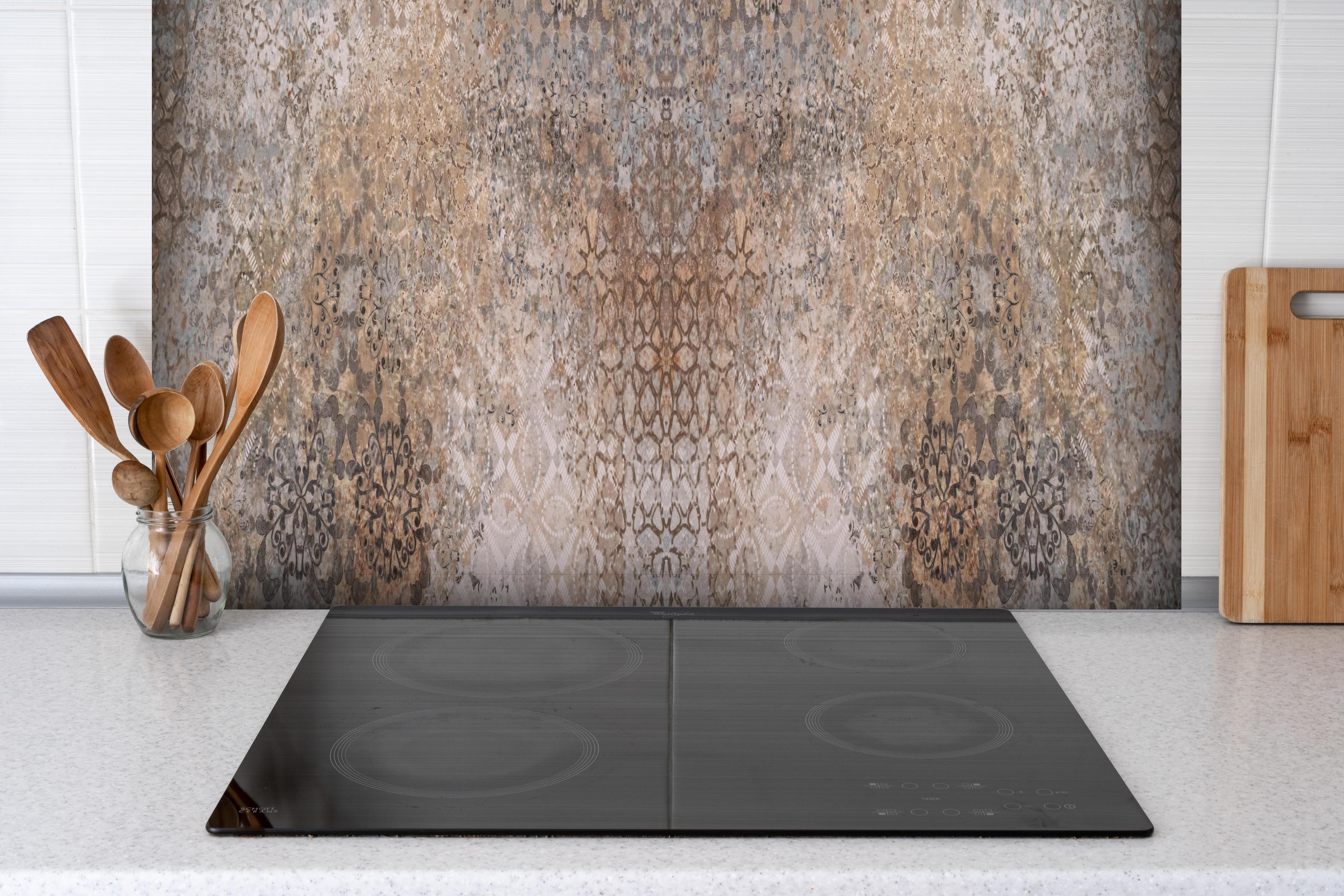 Spritzschutz - Abgenutzte bräunliche Vintage Tapete hinter einem Cerankochfeld zwischen Holz-Kochutensilien