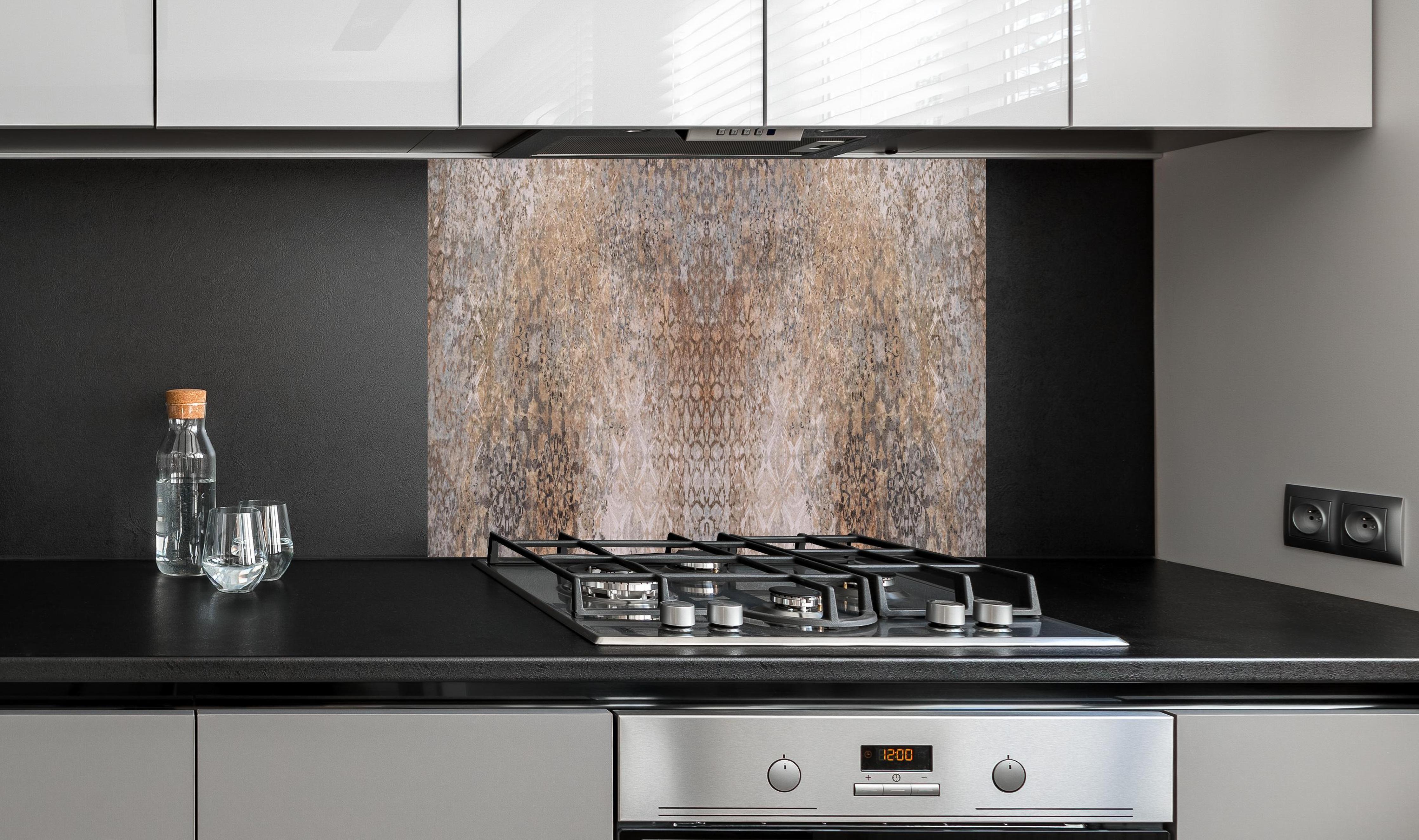 Spritzschutz - Abgenutzte bräunliche Vintage Tapete hinter einem Cerankochfeld zwischen Holz-Kochutensilien