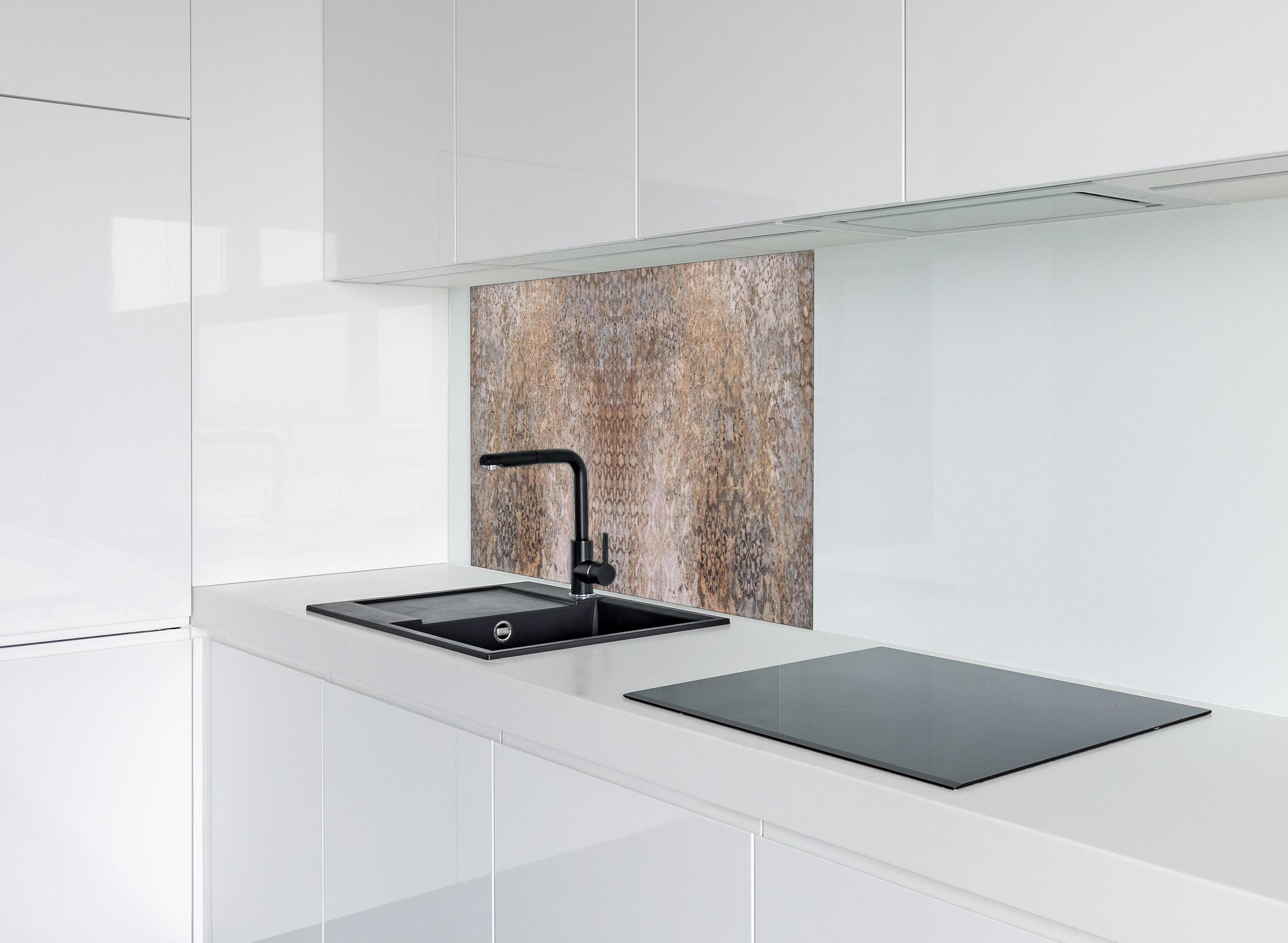 Spritzschutz - Abgenutzte bräunliche Vintage Tapete hinter einem Cerankochfeld zwischen Holz-Kochutensilien