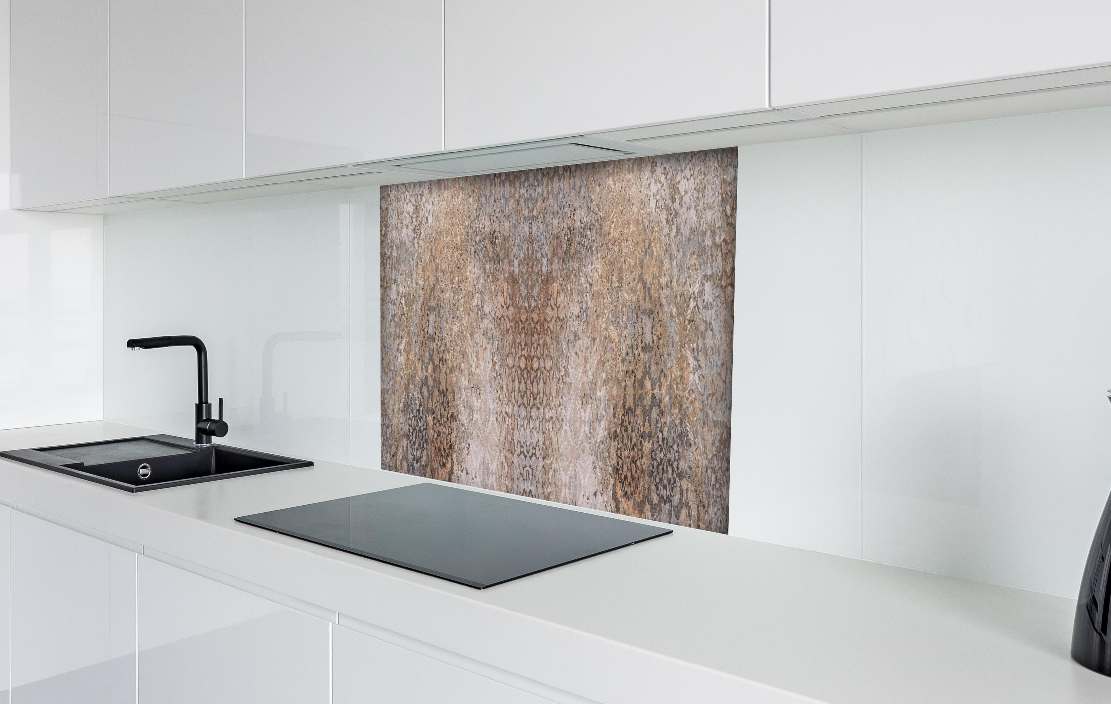 Spritzschutz - Abgenutzte bräunliche Vintage Tapete hinter einem Cerankochfeld zwischen Holz-Kochutensilien