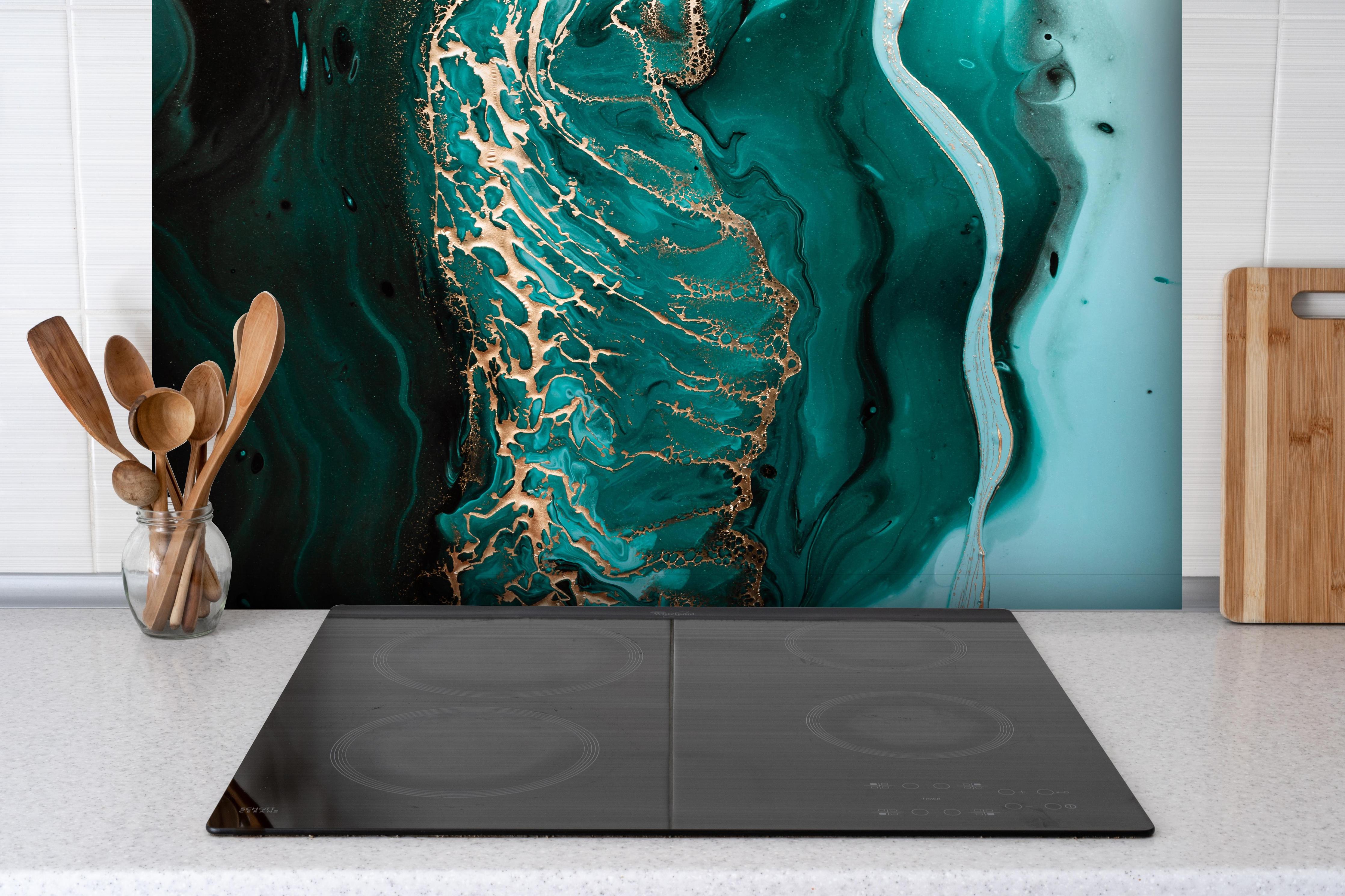 Spritzschutz - Abstract Ocean Acryl Fluid Kunst mit Gold hinter einem Cerankochfeld zwischen Holz-Kochutensilien