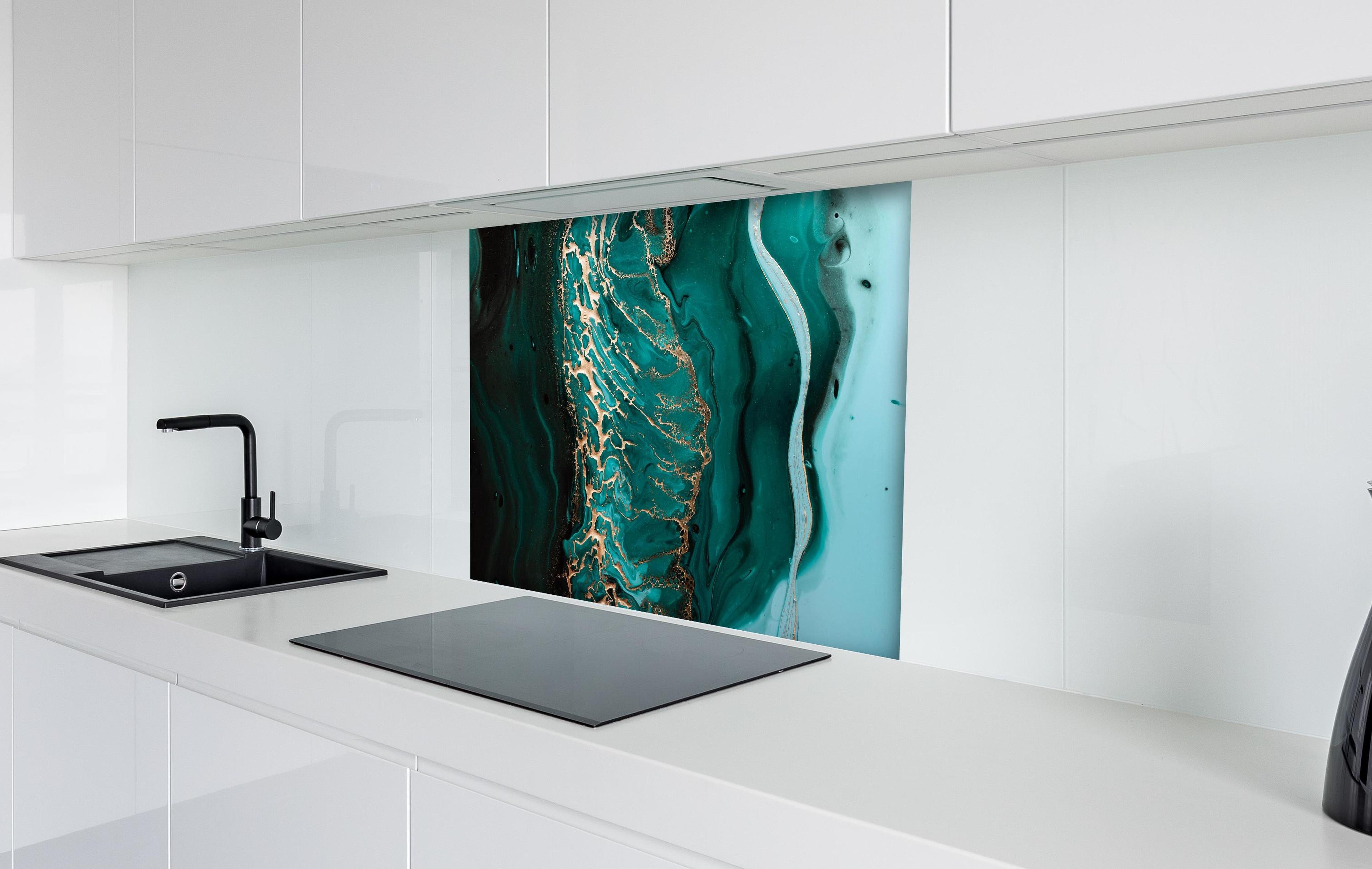 Spritzschutz - Abstract Ocean Acryl Fluid Kunst mit Gold hinter einem Cerankochfeld zwischen Holz-Kochutensilien