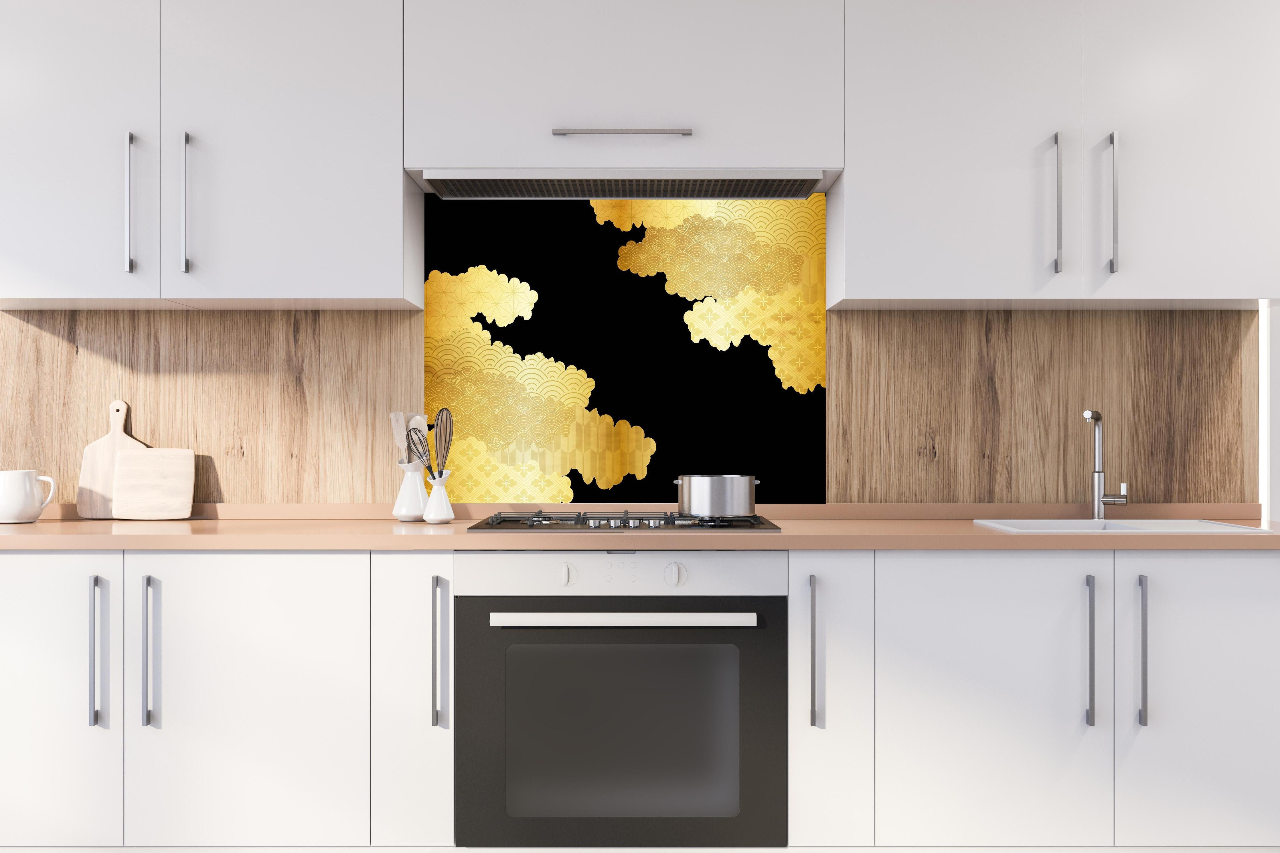 Spritzschutz - Abstrakt Goldene Wellen Texturen Muster hinter einem Cerankochfeld zwischen Holz-Kochutensilien