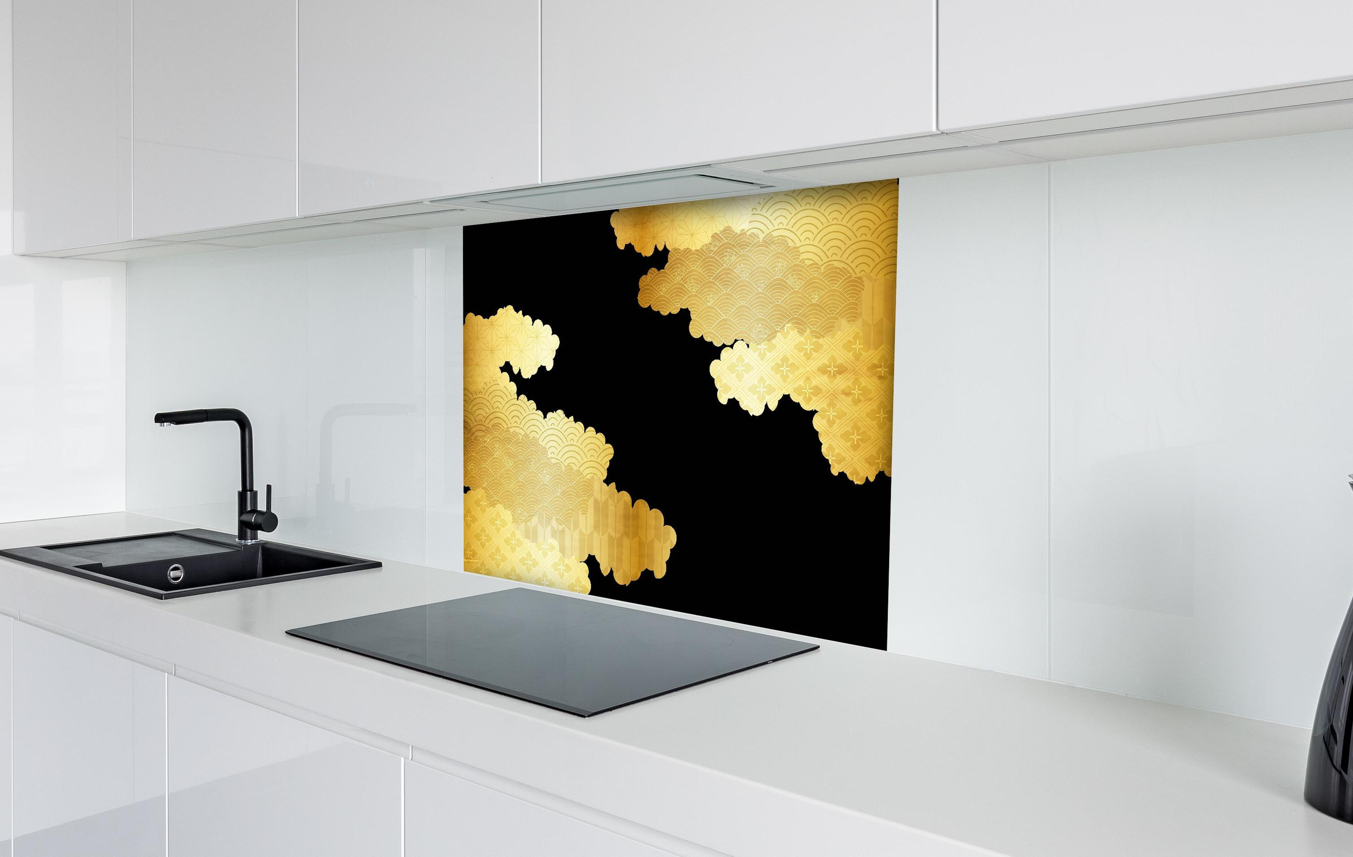 Spritzschutz - Abstrakt Goldene Wellen Texturen Muster hinter einem Cerankochfeld zwischen Holz-Kochutensilien