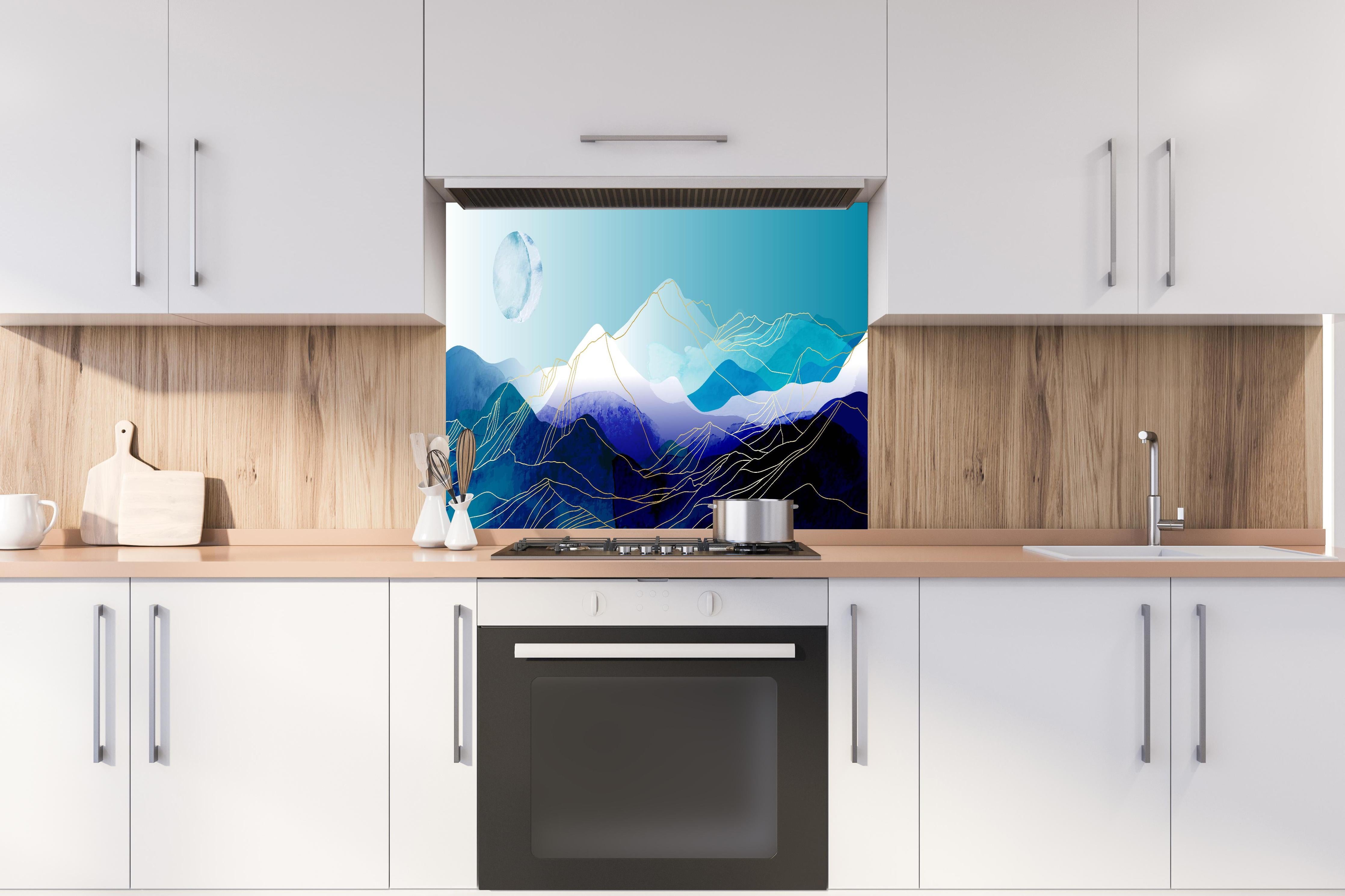 Spritzschutz - Abstrakte Aquarell Berge mit Mond hinter einem Cerankochfeld zwischen Holz-Kochutensilien