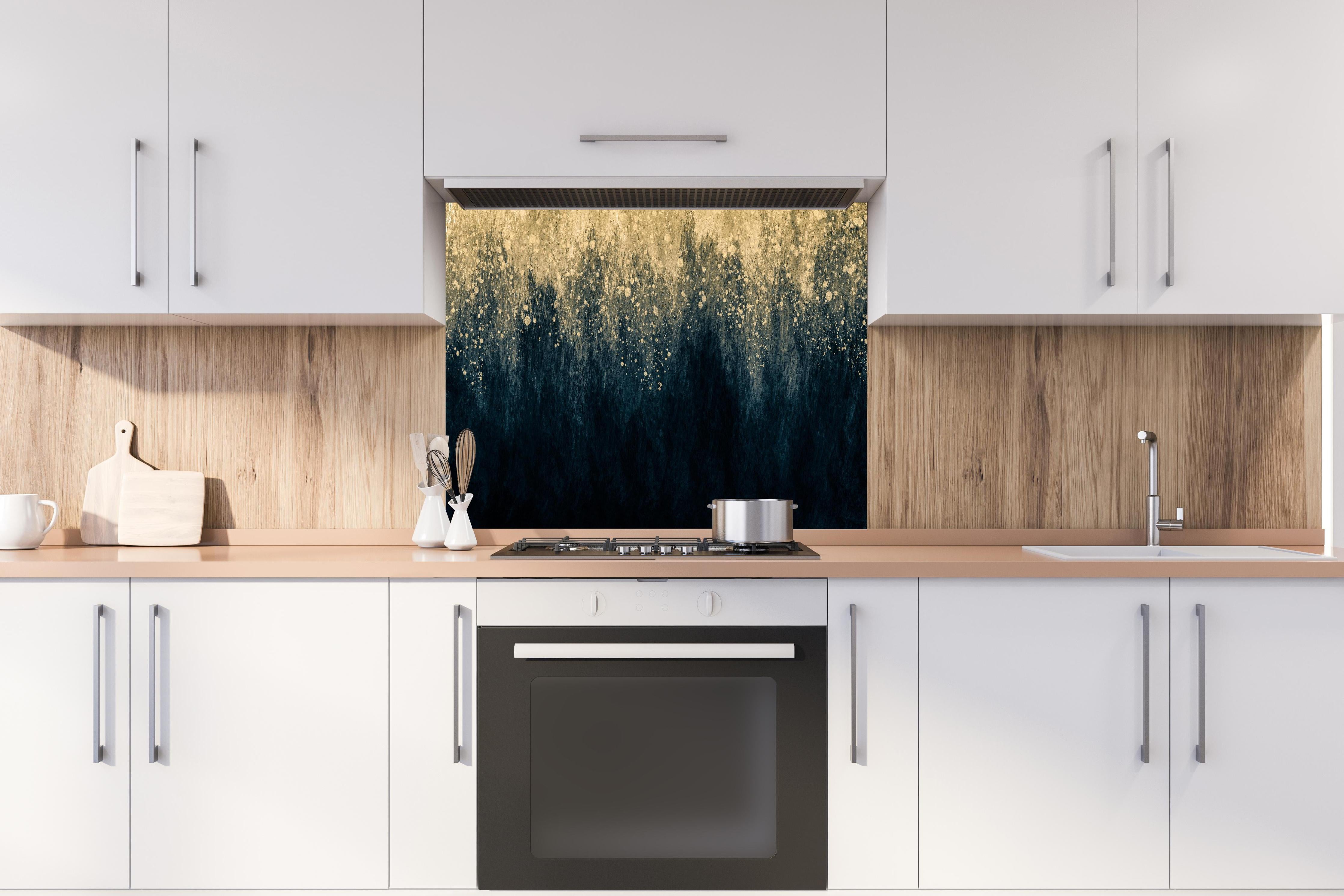 Spritzschutz - Abstrakte Aquarellkunst - Vintage hinter einem Cerankochfeld zwischen Holz-Kochutensilien