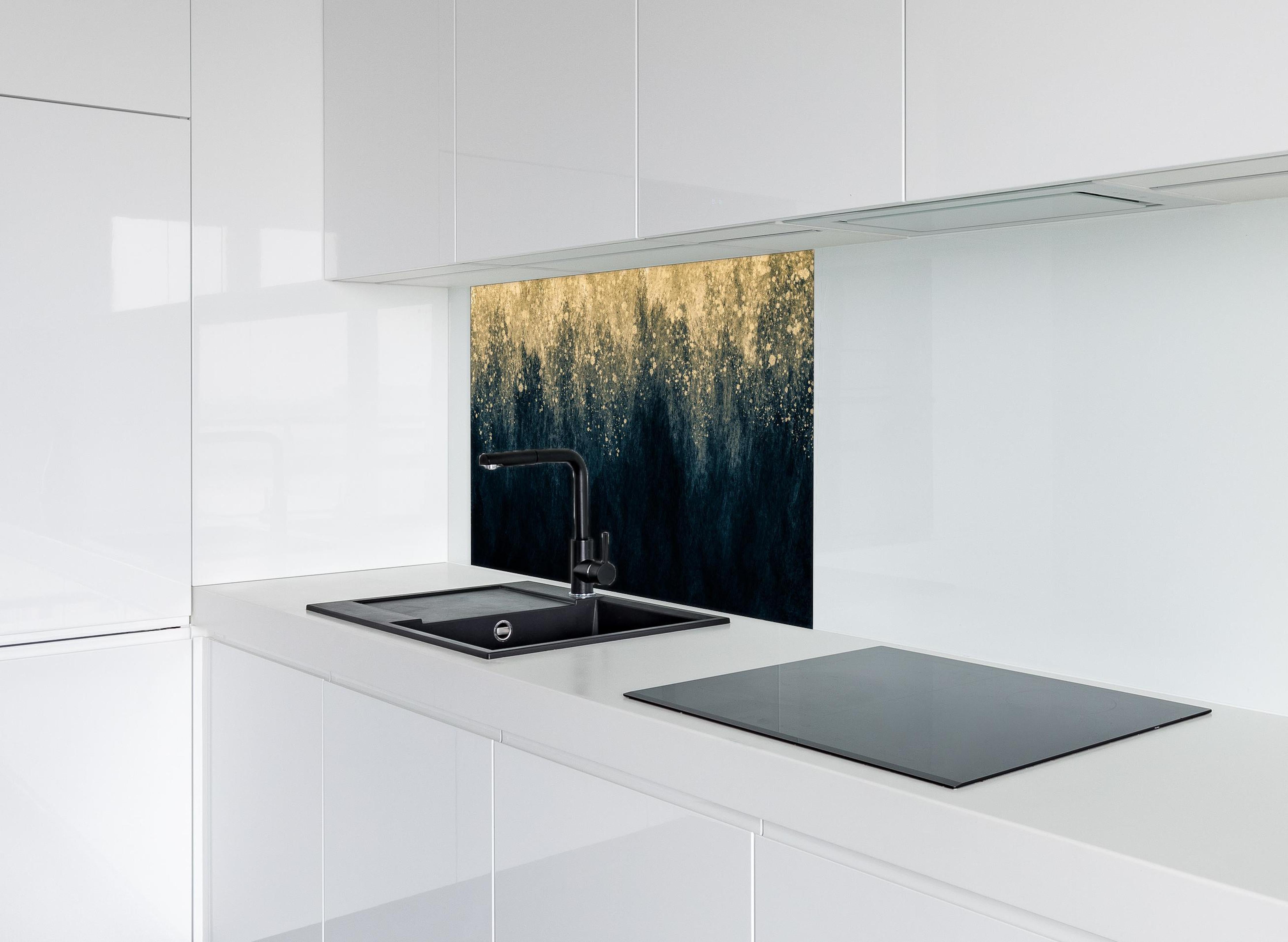 Spritzschutz - Abstrakte Aquarellkunst - Vintage hinter einem Cerankochfeld zwischen Holz-Kochutensilien