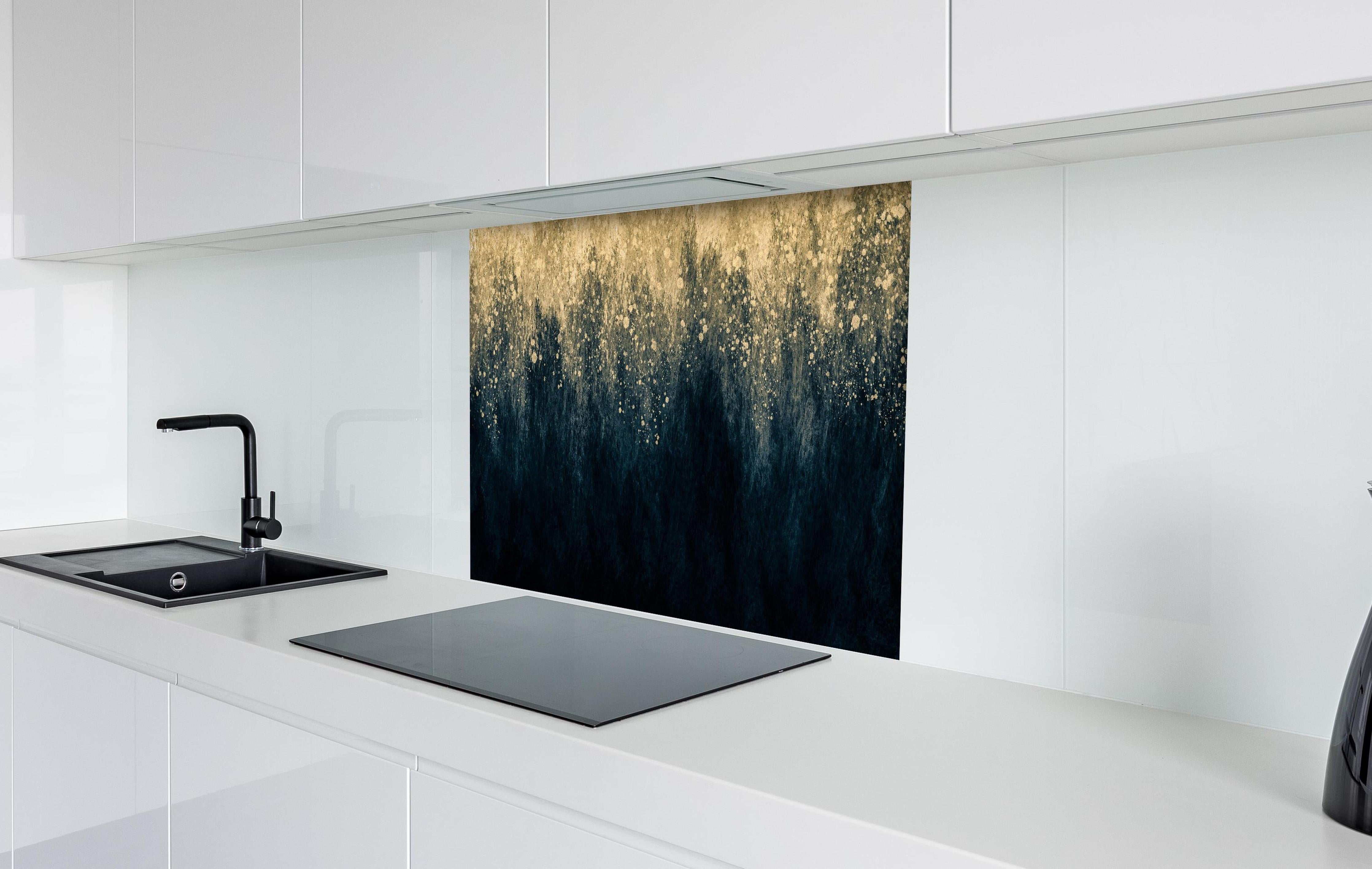 Spritzschutz - Abstrakte Aquarellkunst - Vintage hinter einem Cerankochfeld zwischen Holz-Kochutensilien