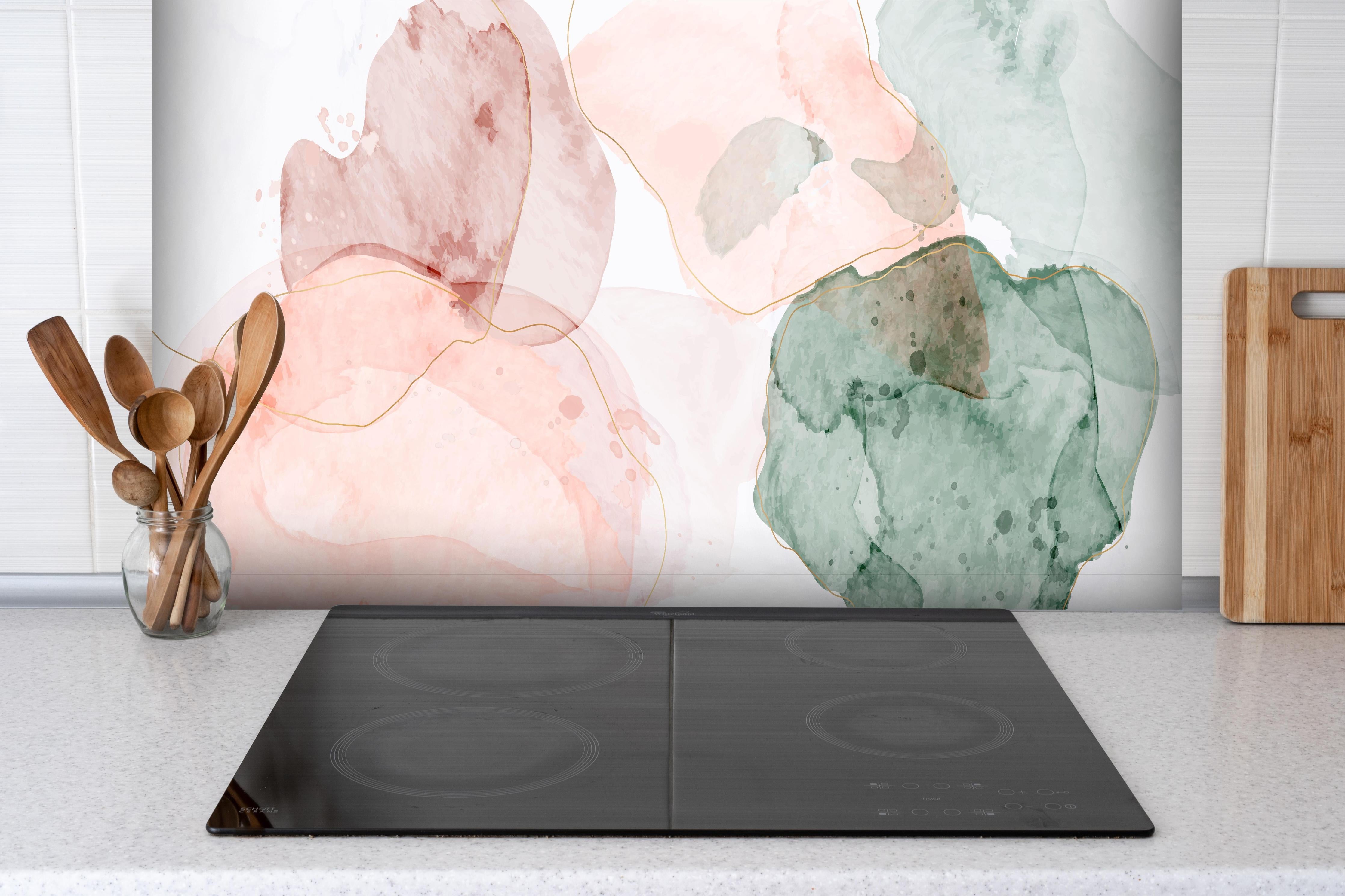 Spritzschutz - Abstrakte Aquarellkunst in Pastelltönen hinter einem Cerankochfeld zwischen Holz-Kochutensilien