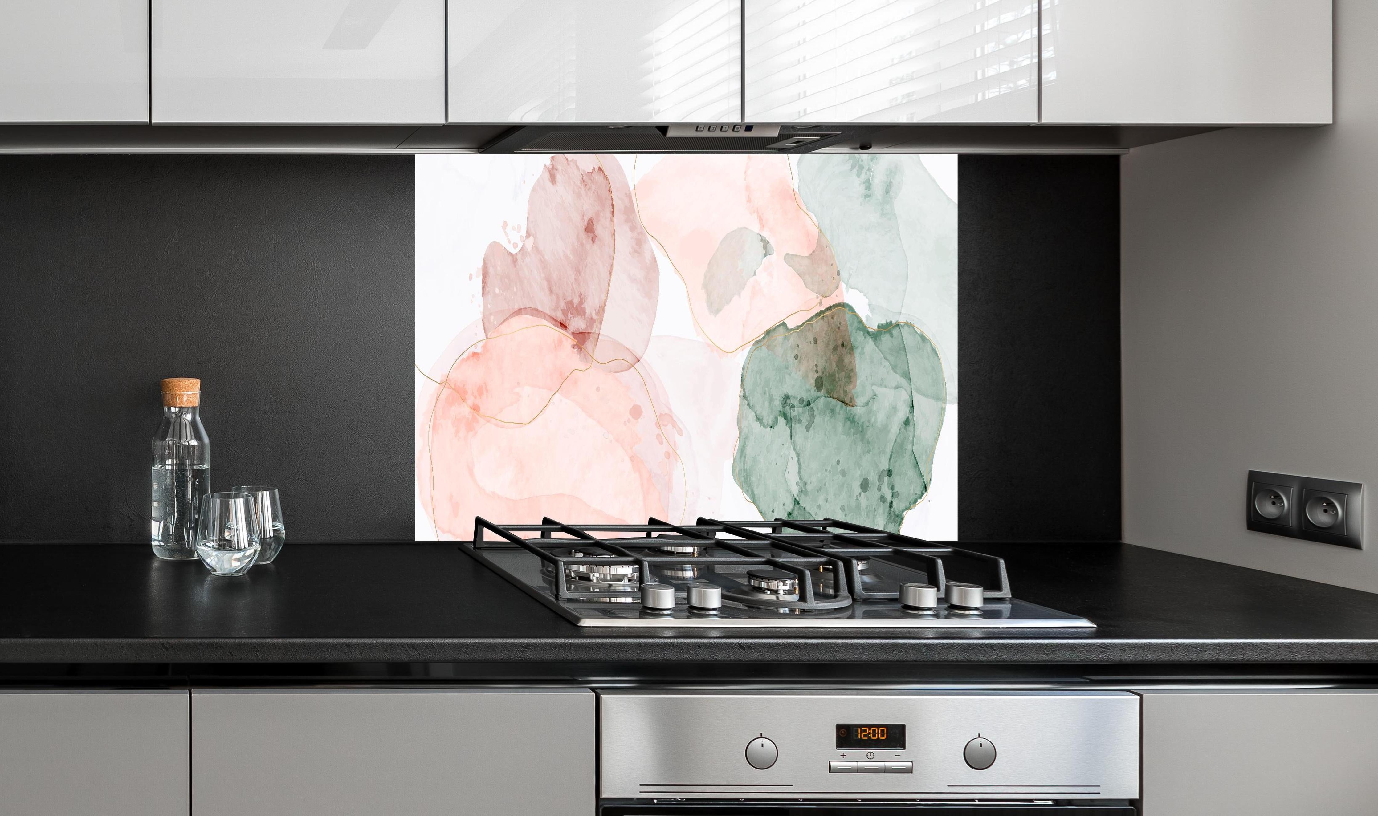 Spritzschutz - Abstrakte Aquarellkunst in Pastelltönen hinter einem Cerankochfeld zwischen Holz-Kochutensilien
