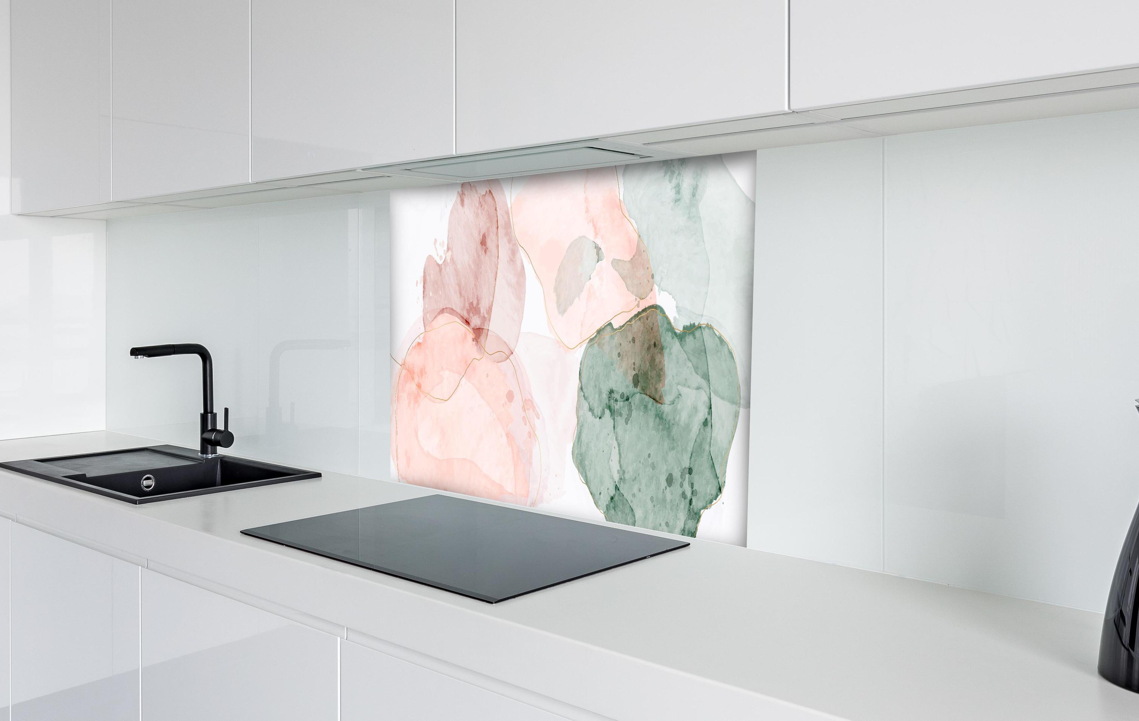 Spritzschutz - Abstrakte Aquarellkunst in Pastelltönen hinter einem Cerankochfeld zwischen Holz-Kochutensilien