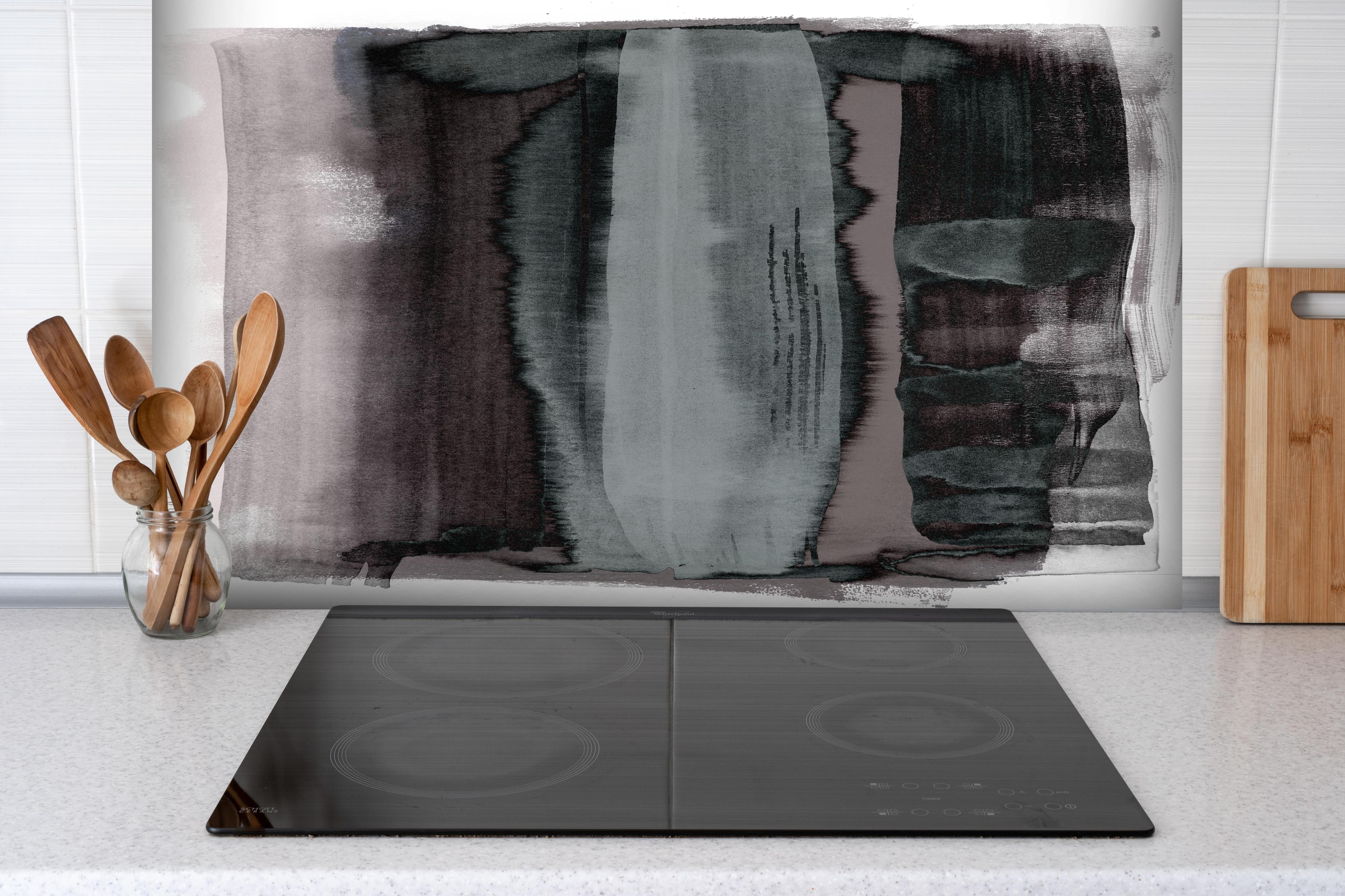 Spritzschutz - Abstrakte Aquarellmalerei in Grün-Schwarz hinter einem Cerankochfeld zwischen Holz-Kochutensilien