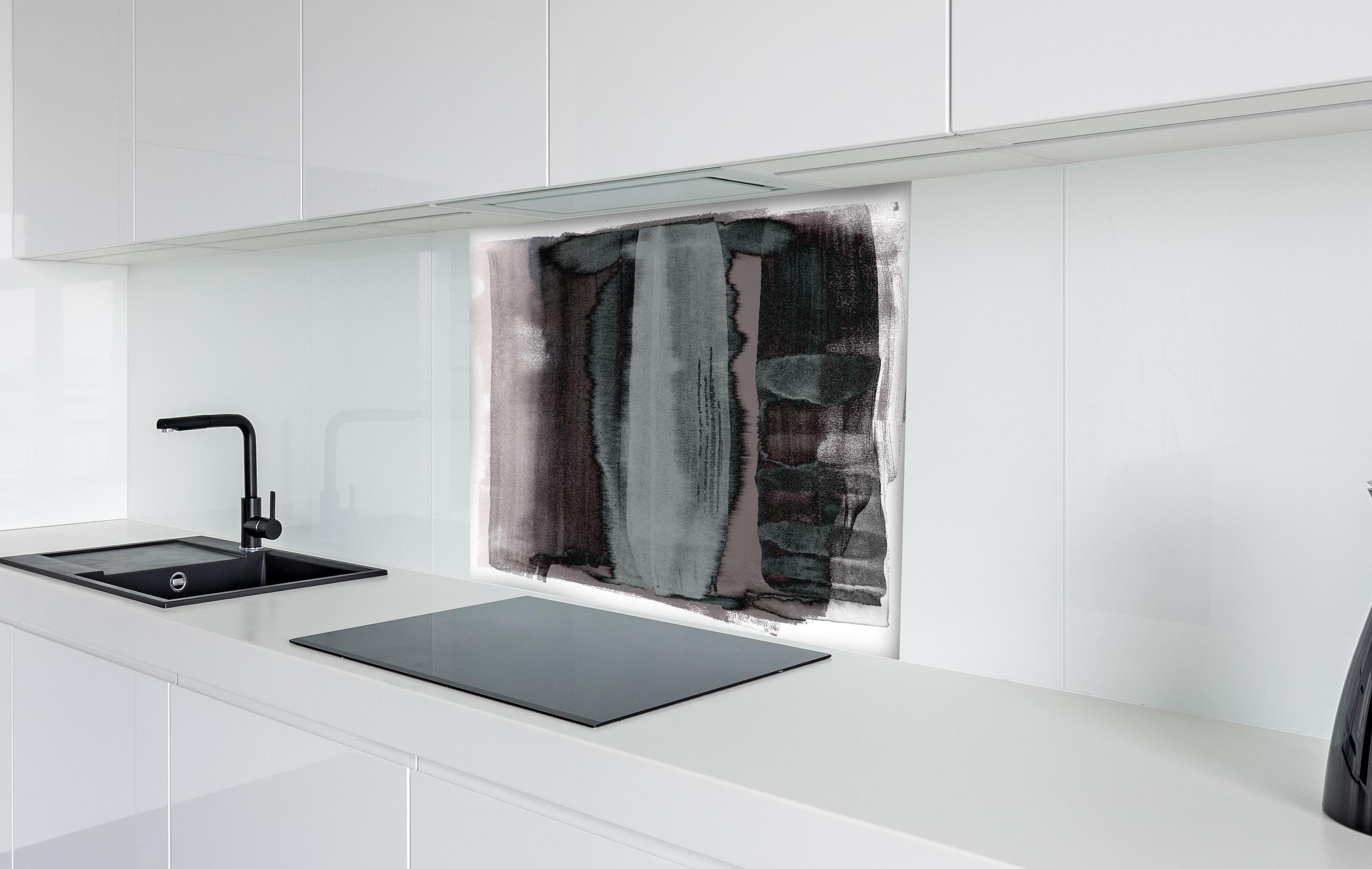 Spritzschutz - Abstrakte Aquarellmalerei in Grün-Schwarz hinter einem Cerankochfeld zwischen Holz-Kochutensilien