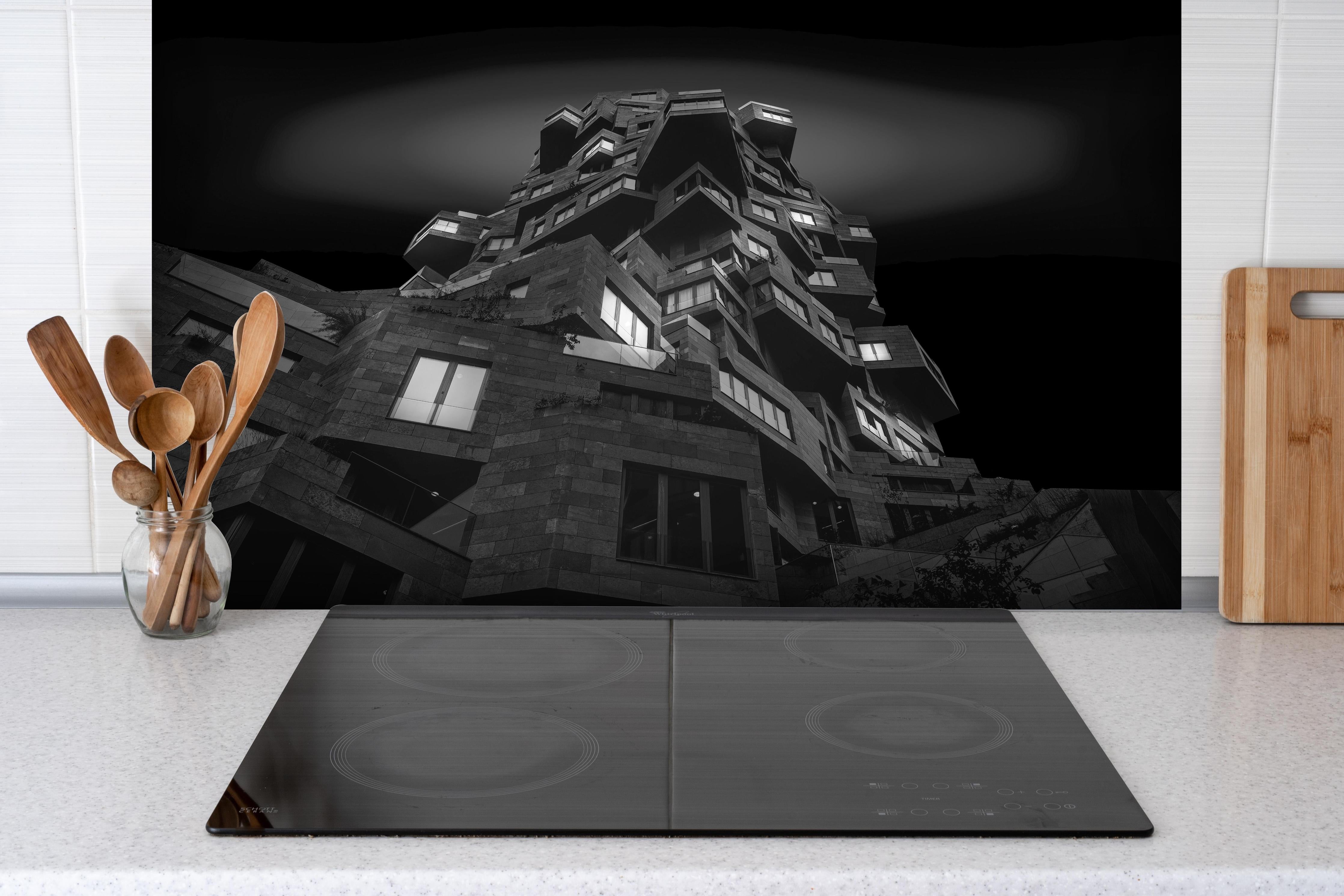 Spritzschutz - Abstrakte Architektur hinter einem Cerankochfeld zwischen Holz-Kochutensilien