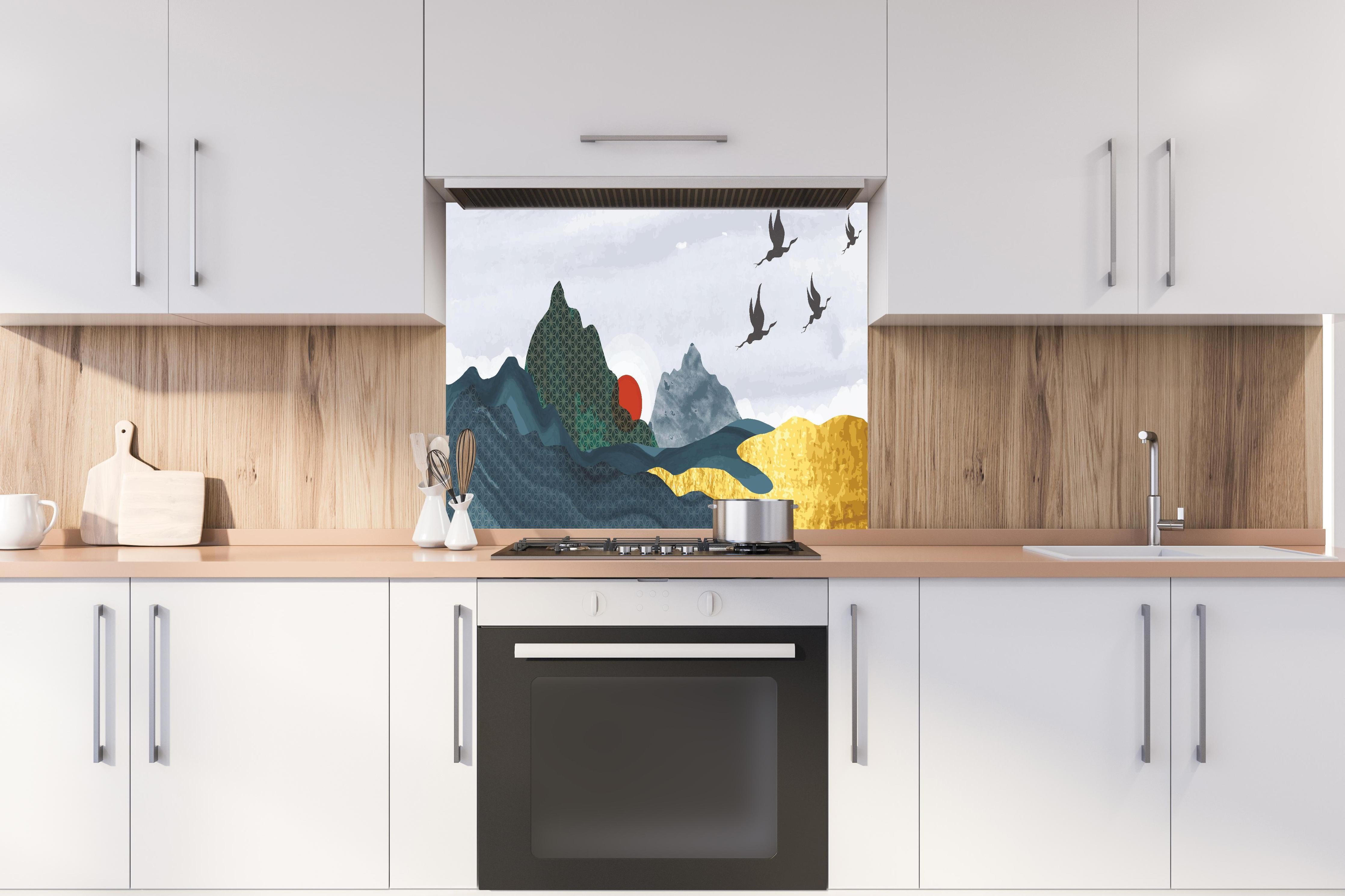 Spritzschutz - Abstrakte Berge und Vögel im Sonnenuntergang hinter einem Cerankochfeld zwischen Holz-Kochutensilien
