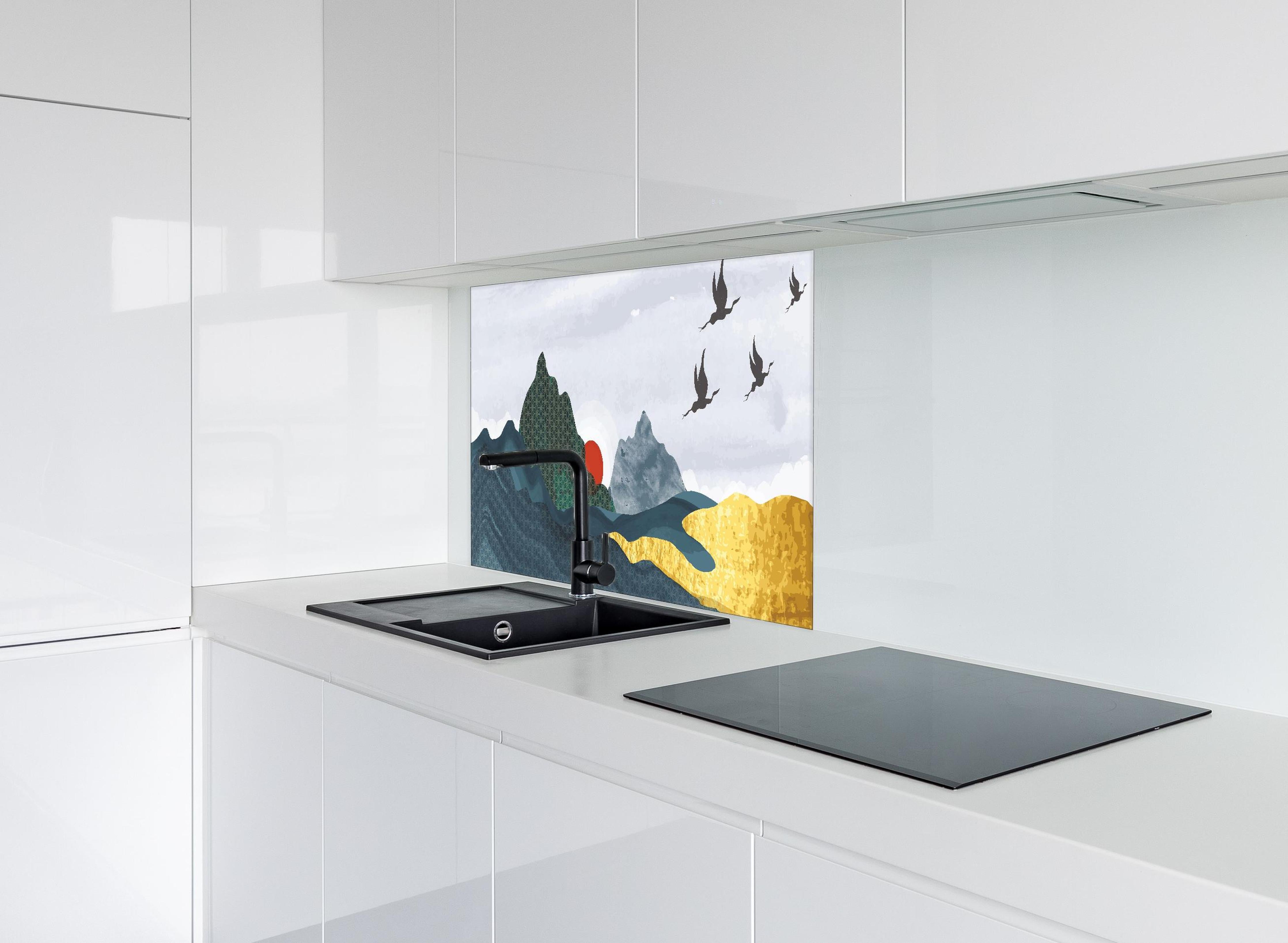 Spritzschutz - Abstrakte Berge und Vögel im Sonnenuntergang hinter einem Cerankochfeld zwischen Holz-Kochutensilien