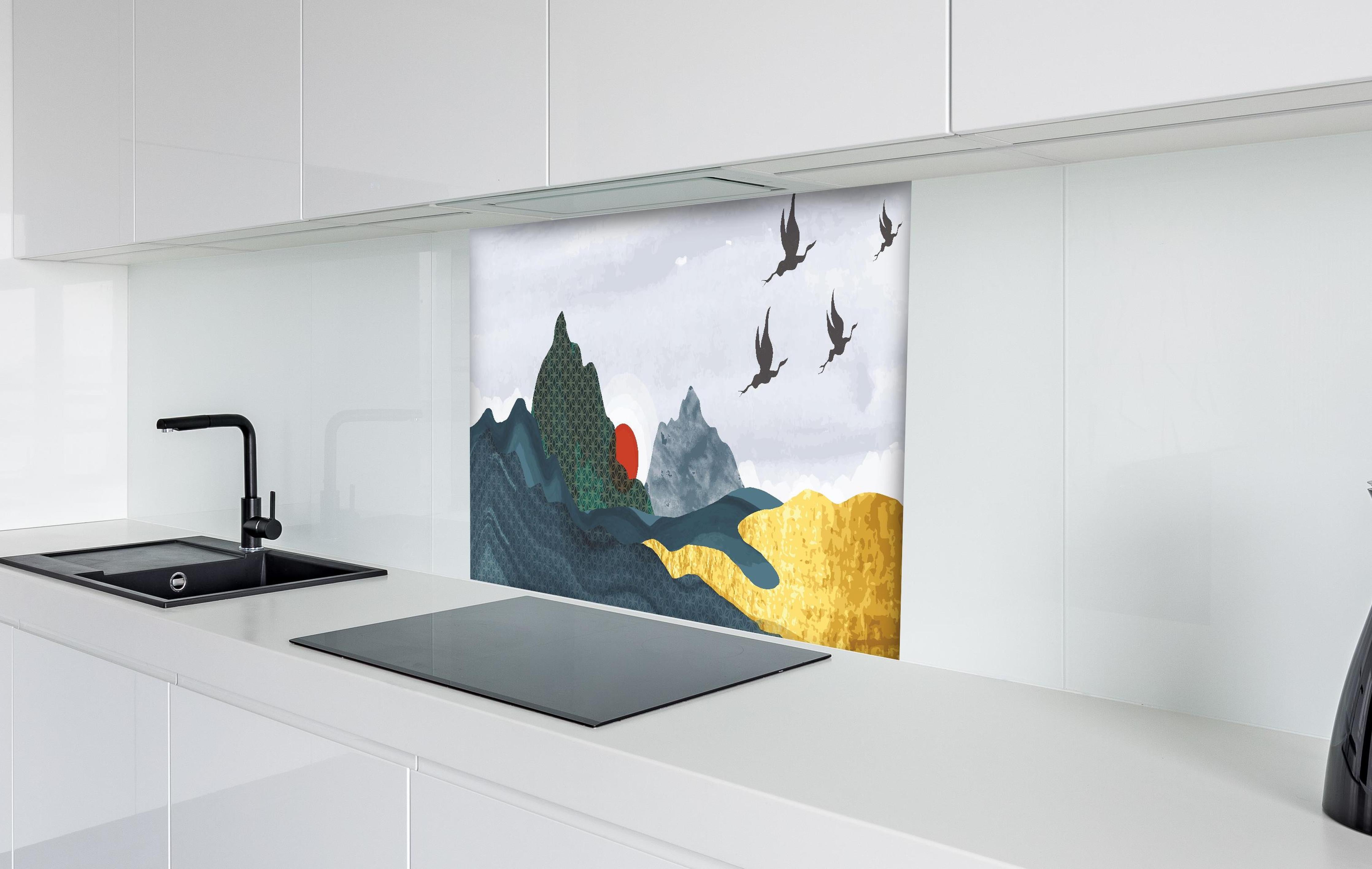 Spritzschutz - Abstrakte Berge und Vögel im Sonnenuntergang hinter einem Cerankochfeld zwischen Holz-Kochutensilien