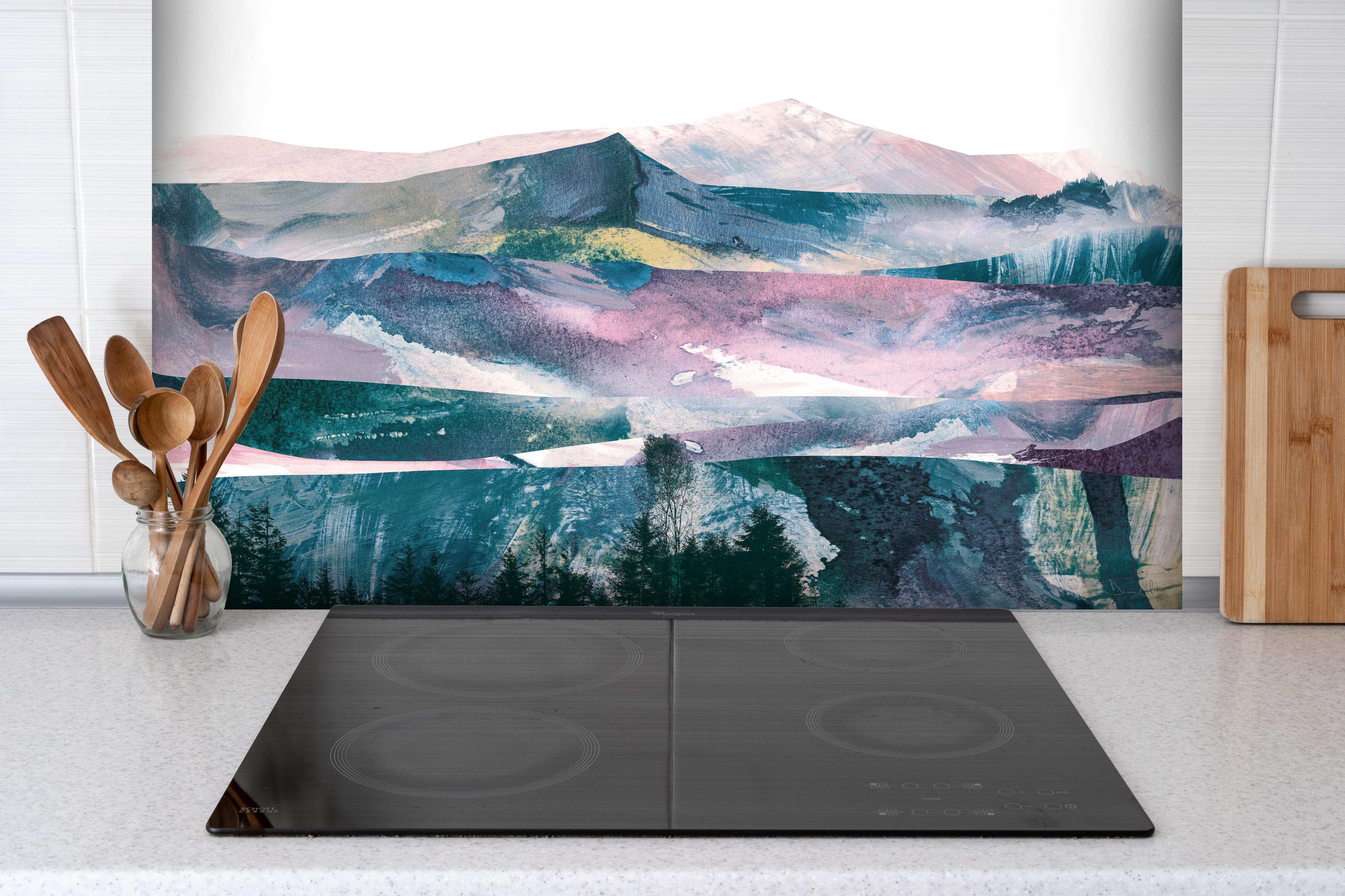 Spritzschutz - Abstrakte Berglandschaft in kühlen Farbtönen hinter einem Cerankochfeld zwischen Holz-Kochutensilien
