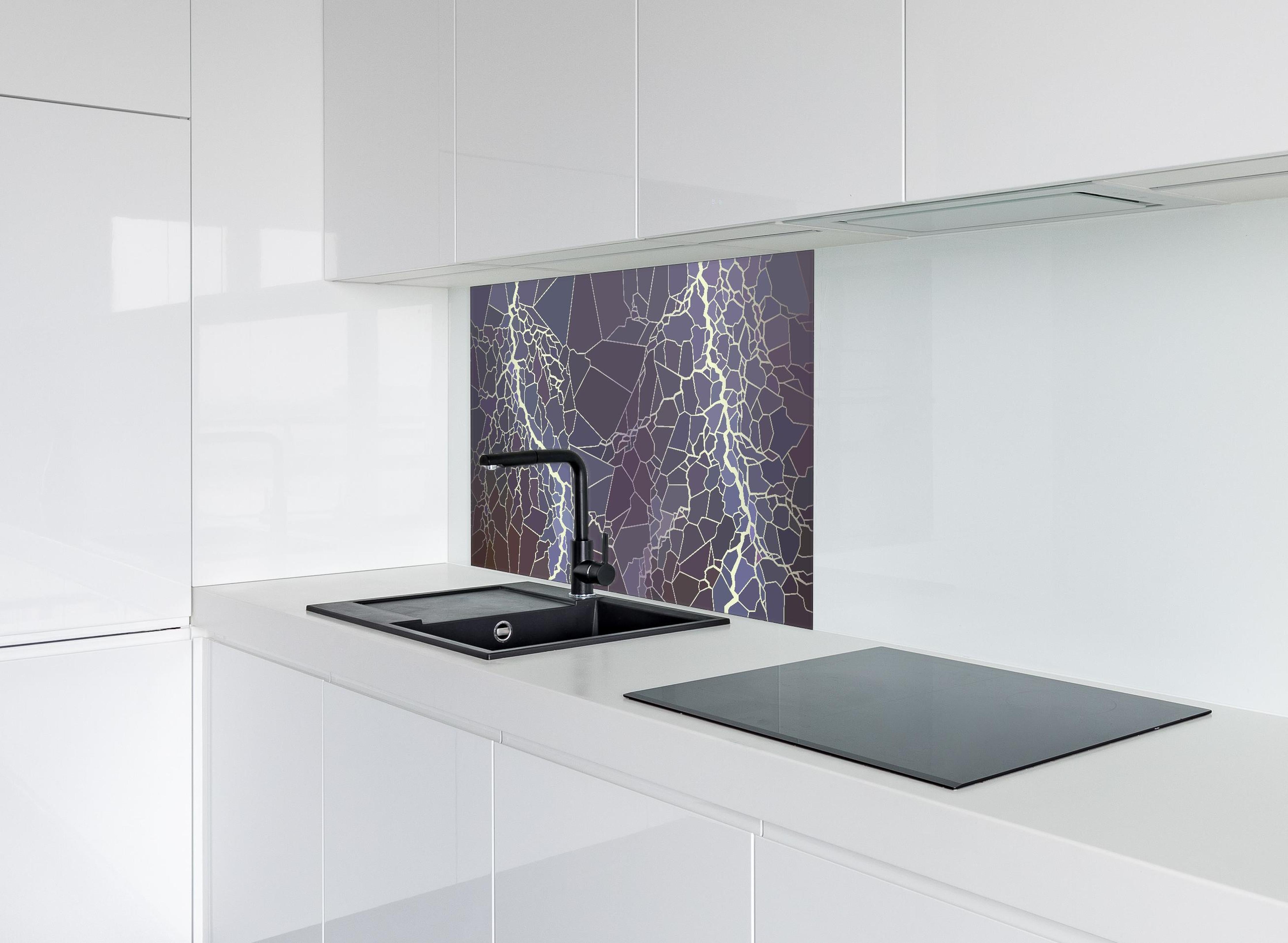 Spritzschutz - Abstrakte Blitzstruktur hinter einem Cerankochfeld zwischen Holz-Kochutensilien