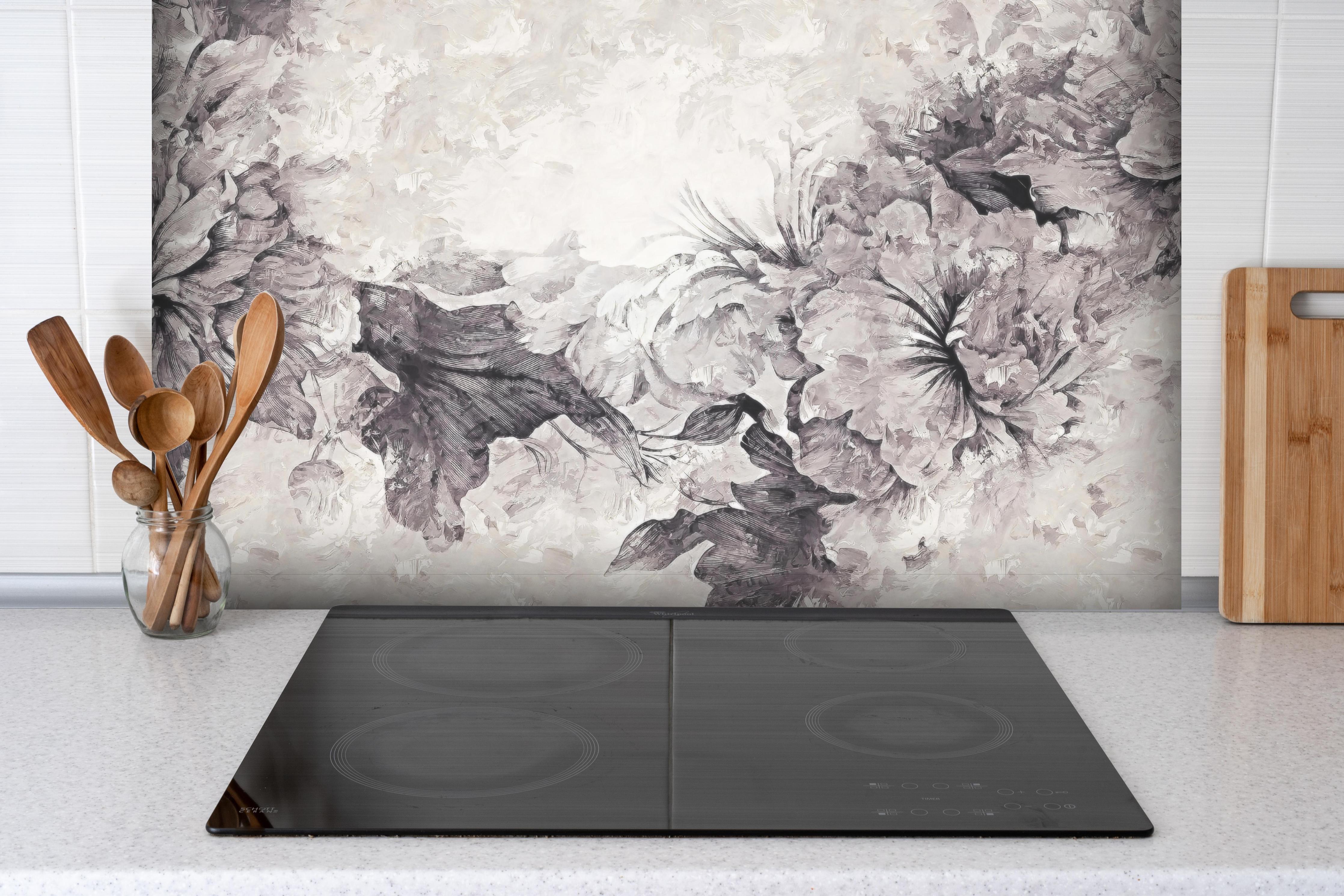 Spritzschutz - Abstrakte Blütenmuster in Grautönen hinter einem Cerankochfeld zwischen Holz-Kochutensilien