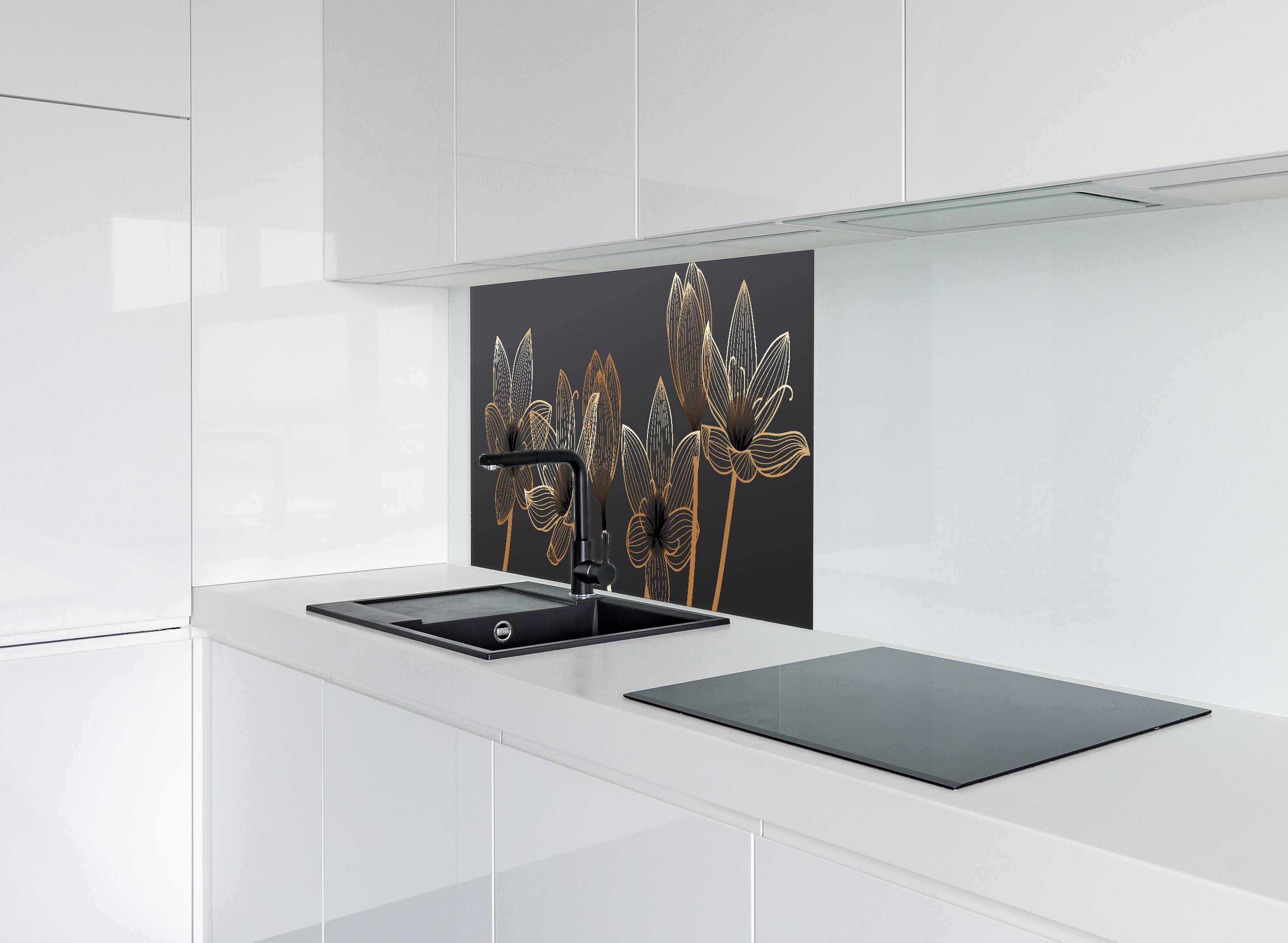 Spritzschutz - Abstrakte Blumen Gold Schwarz Design hinter einem Cerankochfeld zwischen Holz-Kochutensilien