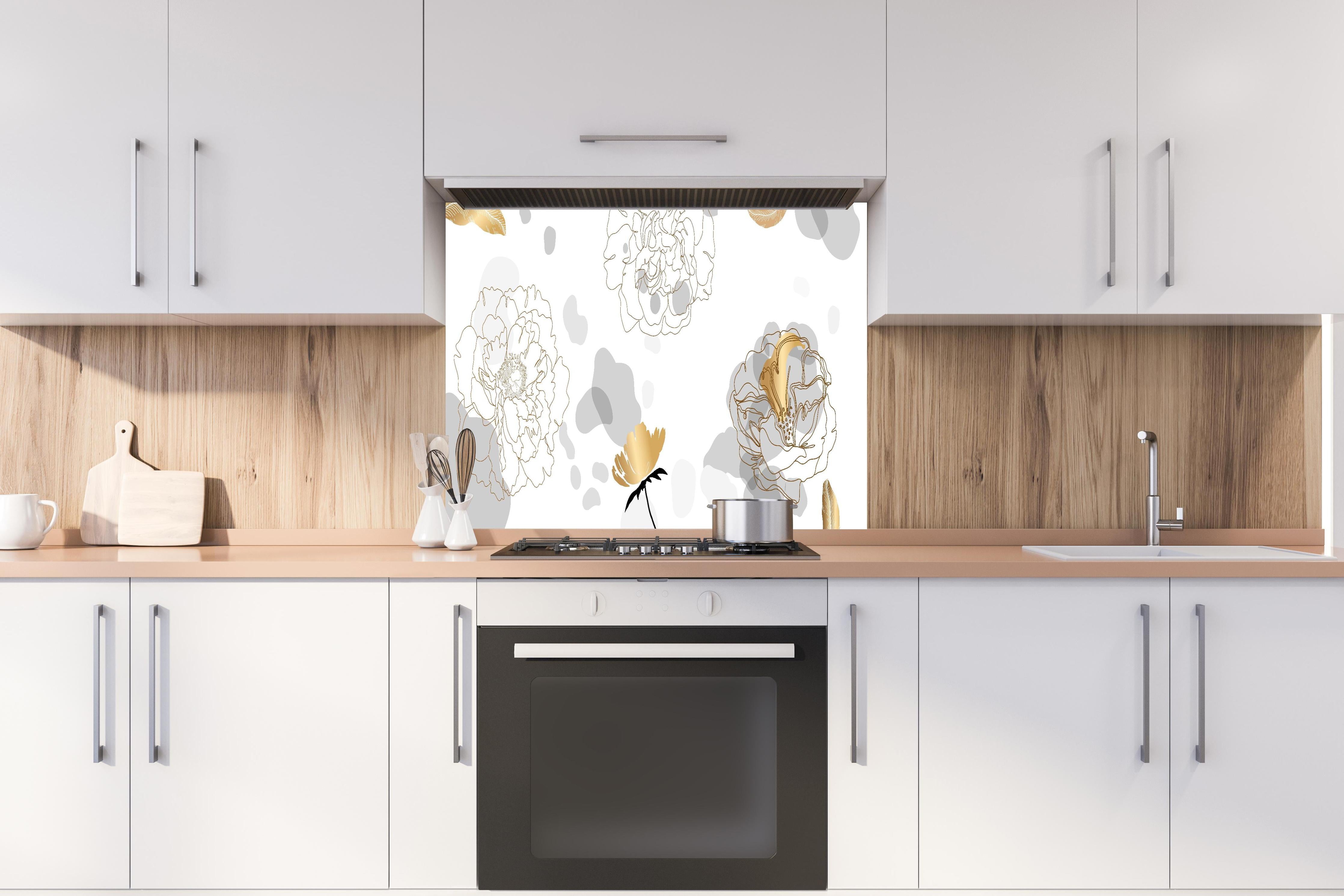 Spritzschutz - Abstrakte Blumen Kunst in Gold und Grau hinter einem Cerankochfeld zwischen Holz-Kochutensilien