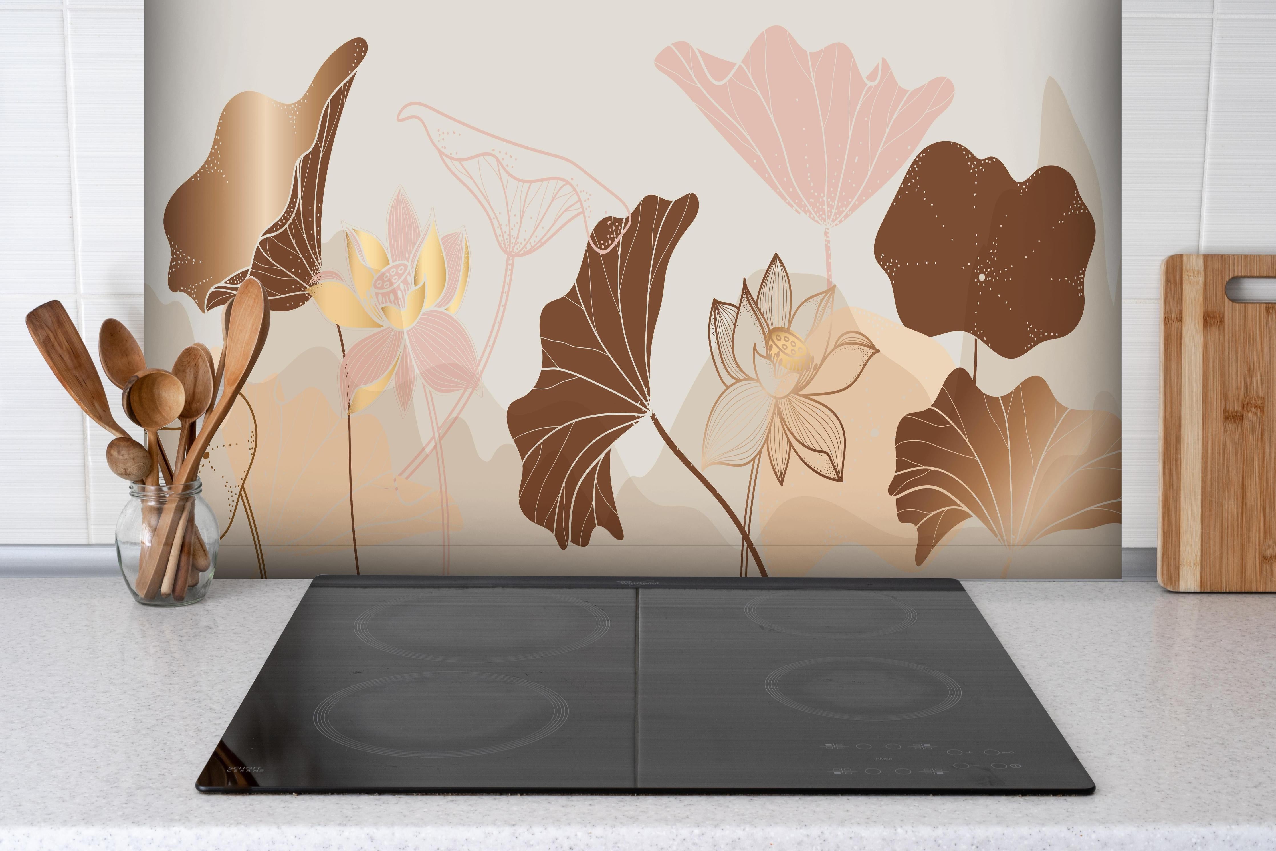 Spritzschutz - Abstrakte Blumenillustration in Beige Tönen hinter einem Cerankochfeld zwischen Holz-Kochutensilien