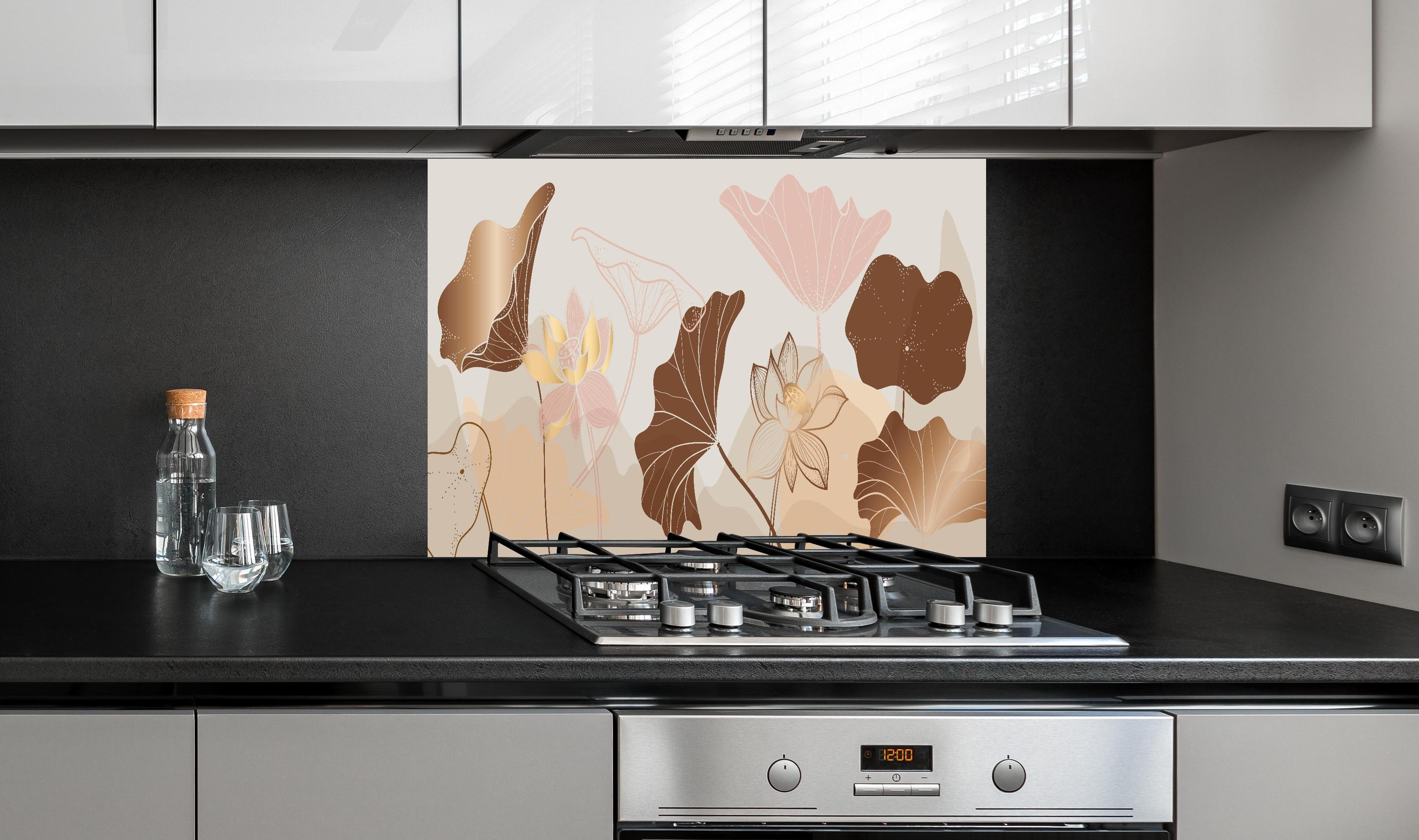 Spritzschutz - Abstrakte Blumenillustration in Beige Tönen hinter einem Cerankochfeld zwischen Holz-Kochutensilien