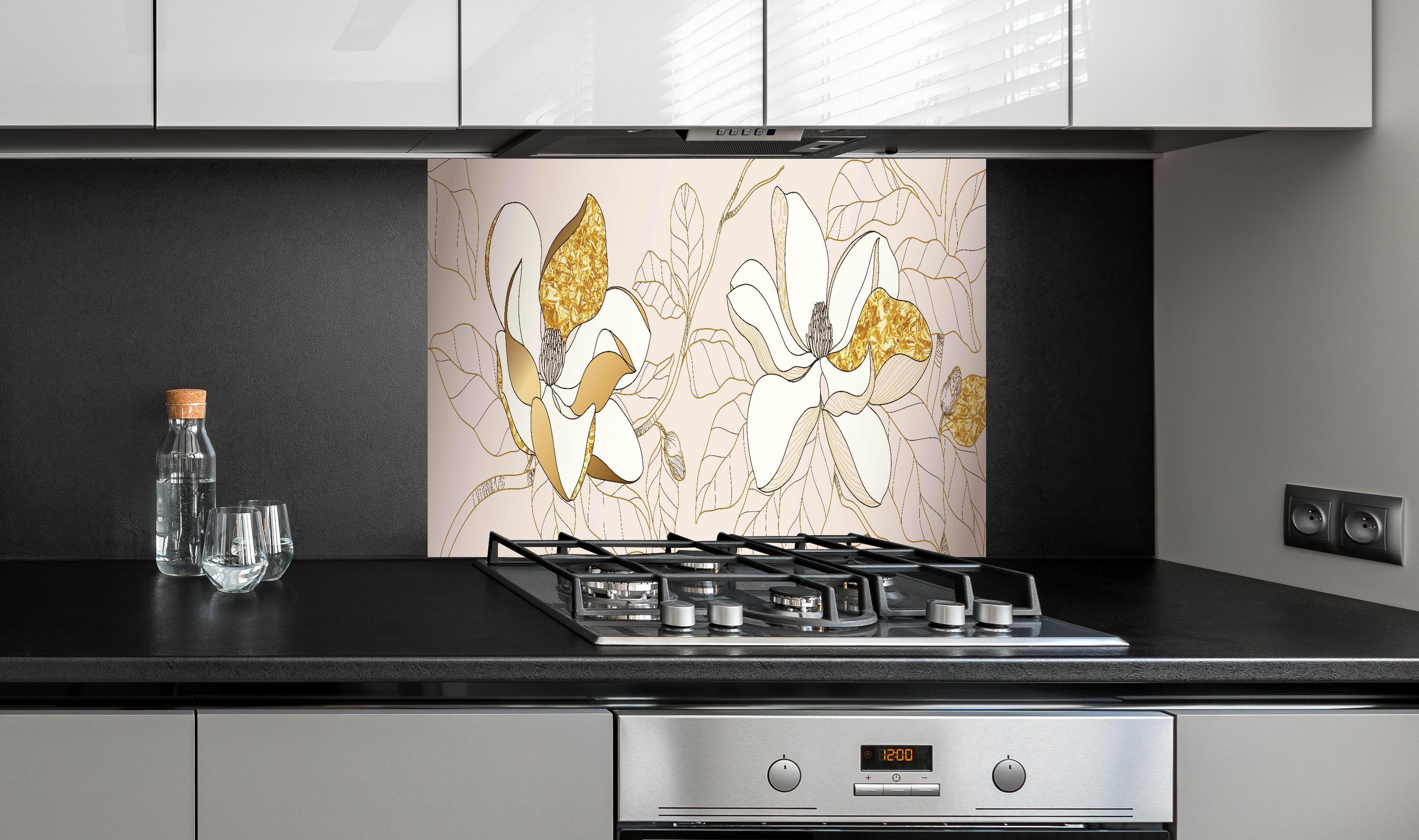 Spritzschutz - Abstrakte Blumenmuster Gouden Illustration hinter einem Cerankochfeld zwischen Holz-Kochutensilien