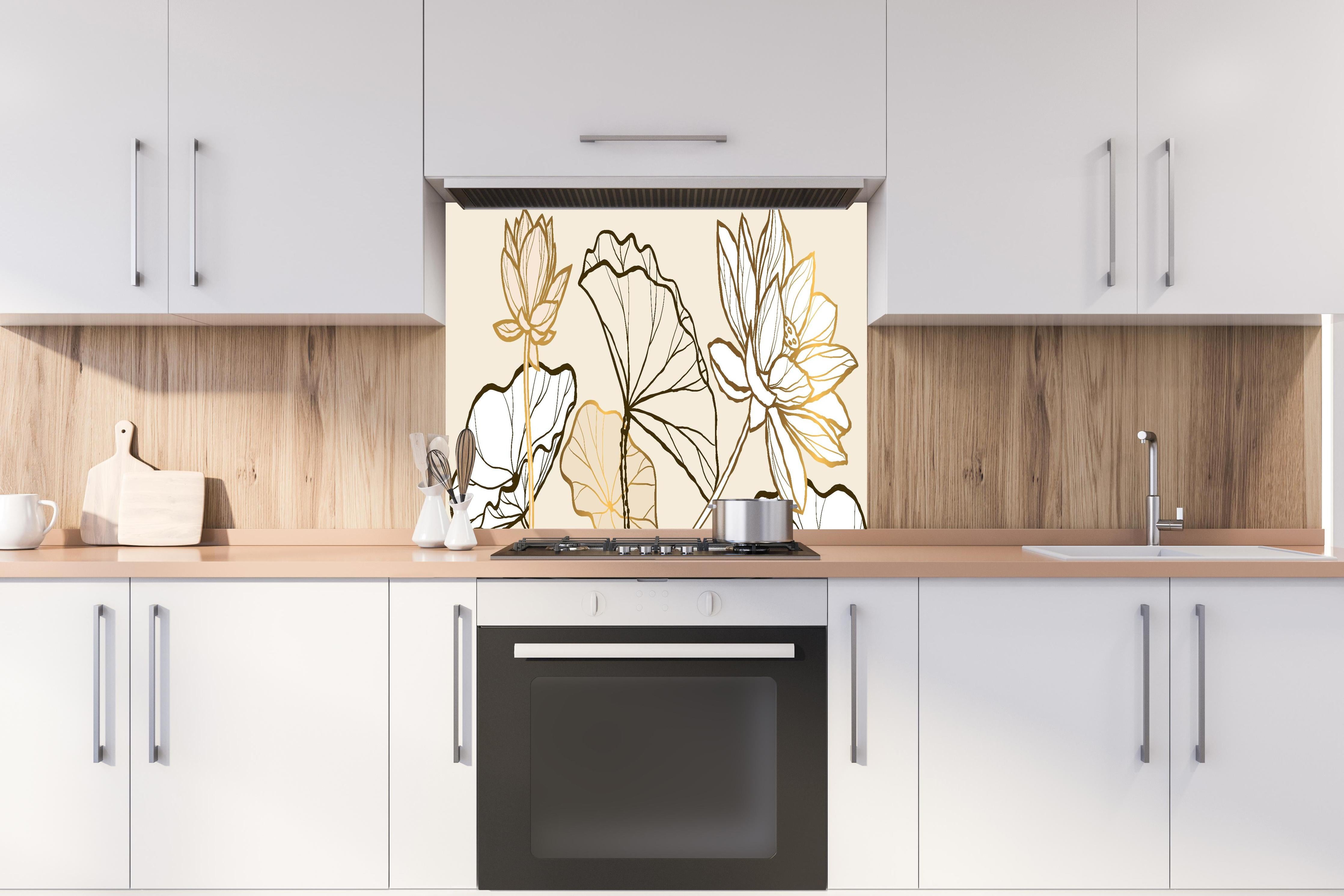 Spritzschutz - Abstrakte Botanik Lineart in Goldtönen hinter einem Cerankochfeld zwischen Holz-Kochutensilien