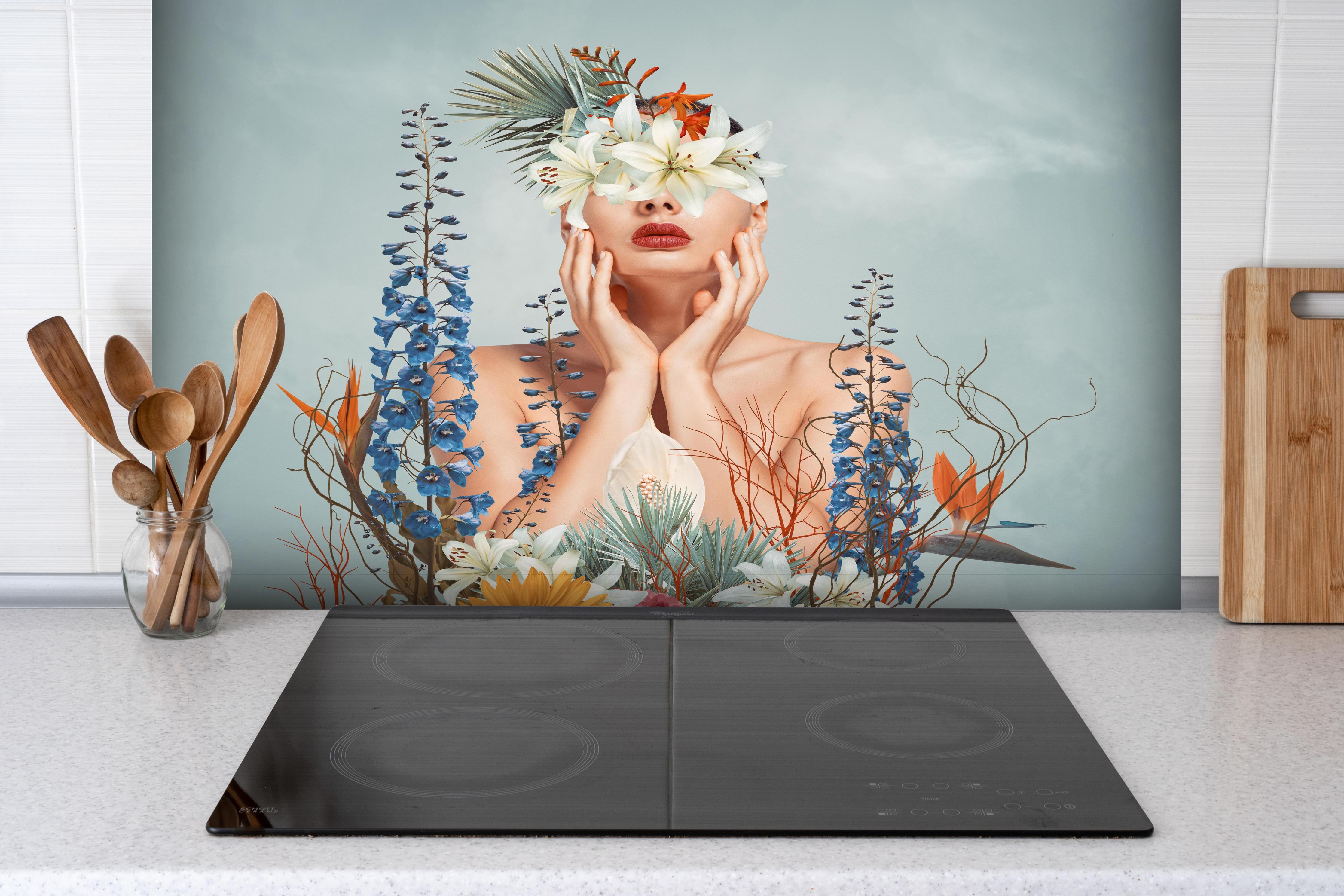 Spritzschutz - Abstrakte Darstellung einer jungen Frau hinter einem Cerankochfeld zwischen Holz-Kochutensilien