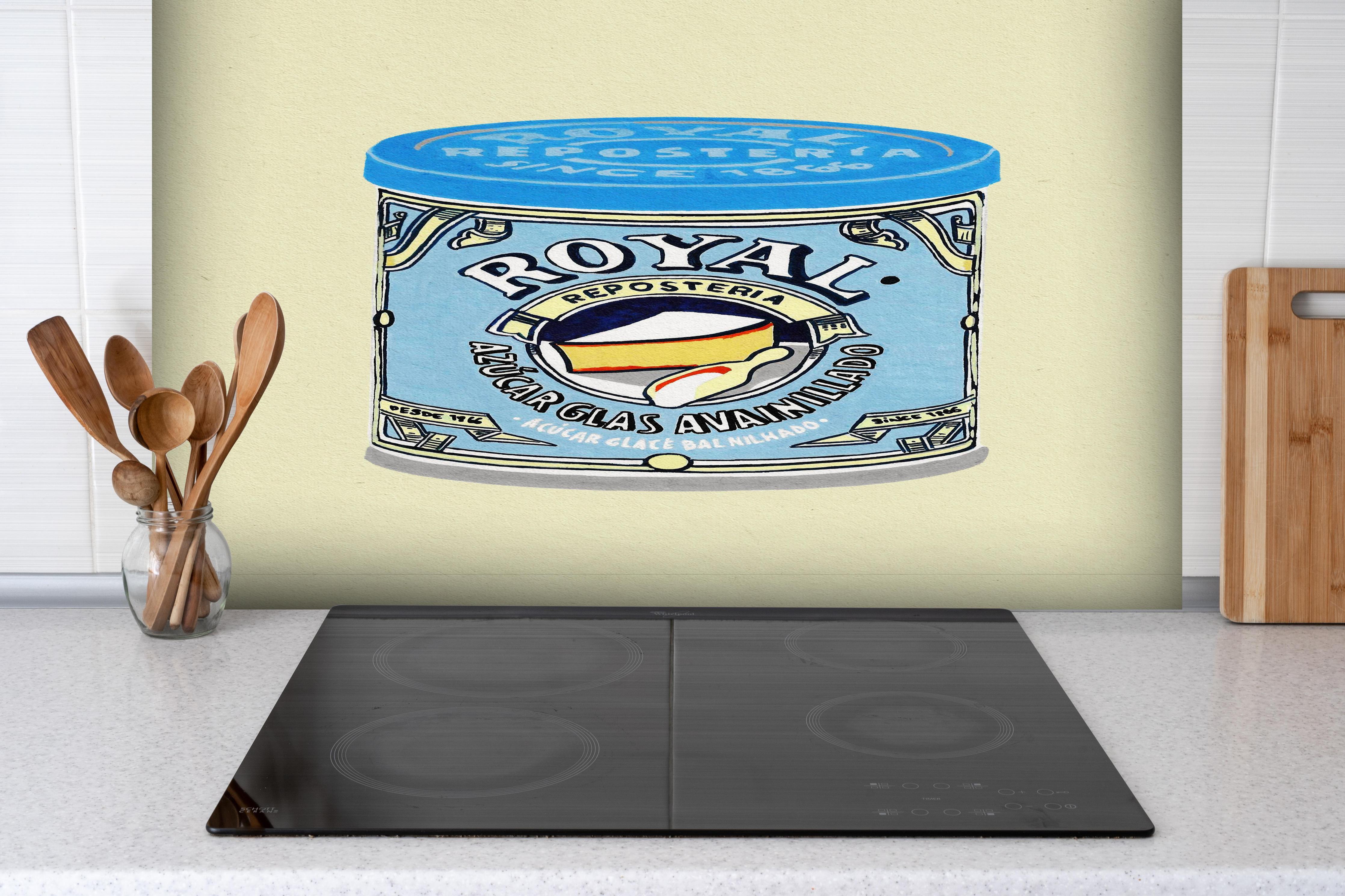 Spritzschutz - Abstrakte Dose hinter einem Cerankochfeld zwischen Holz-Kochutensilien