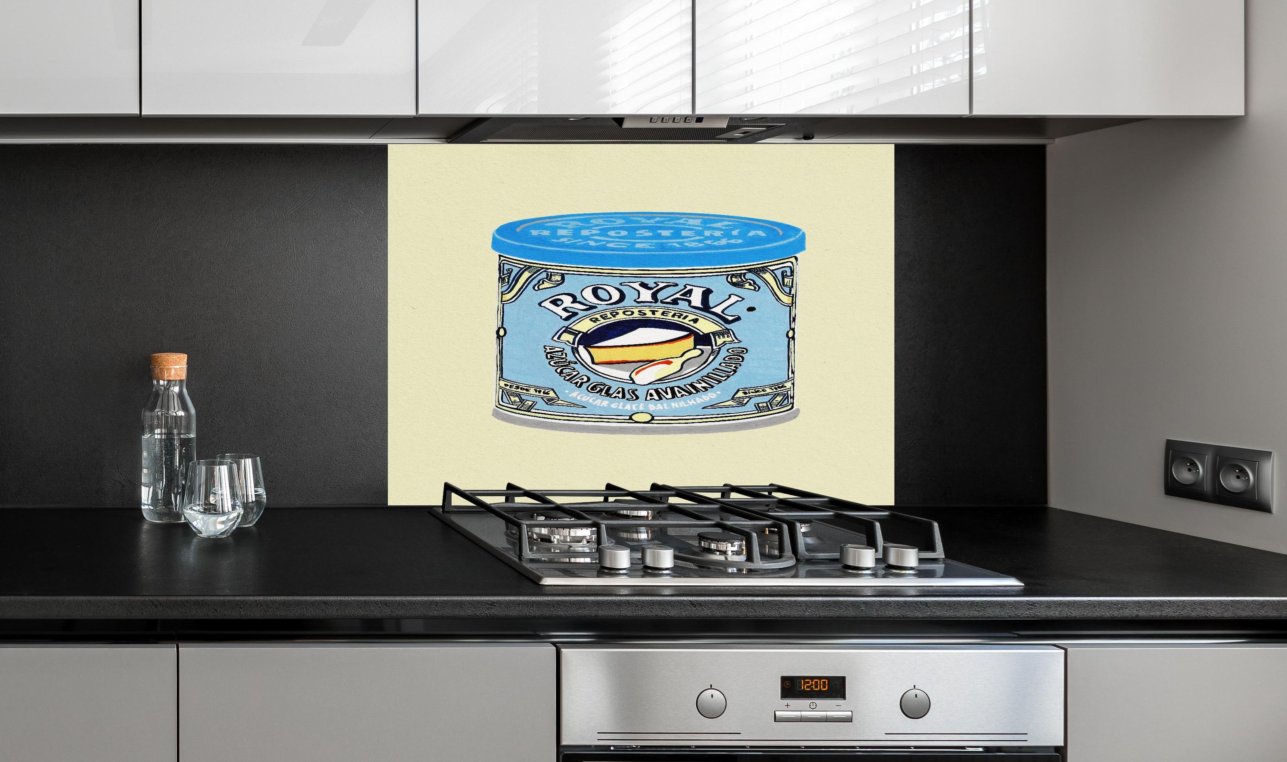 Spritzschutz - Abstrakte Dose hinter einem Cerankochfeld zwischen Holz-Kochutensilien